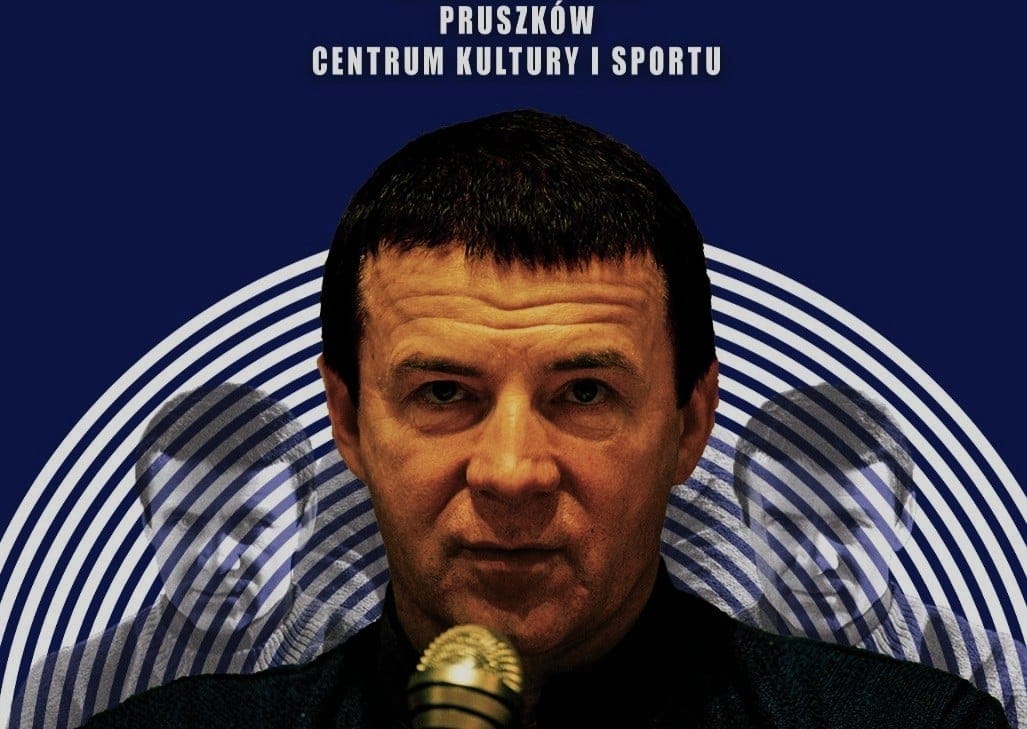 Ciemnowłosy człowiek patrzy w obiektyw