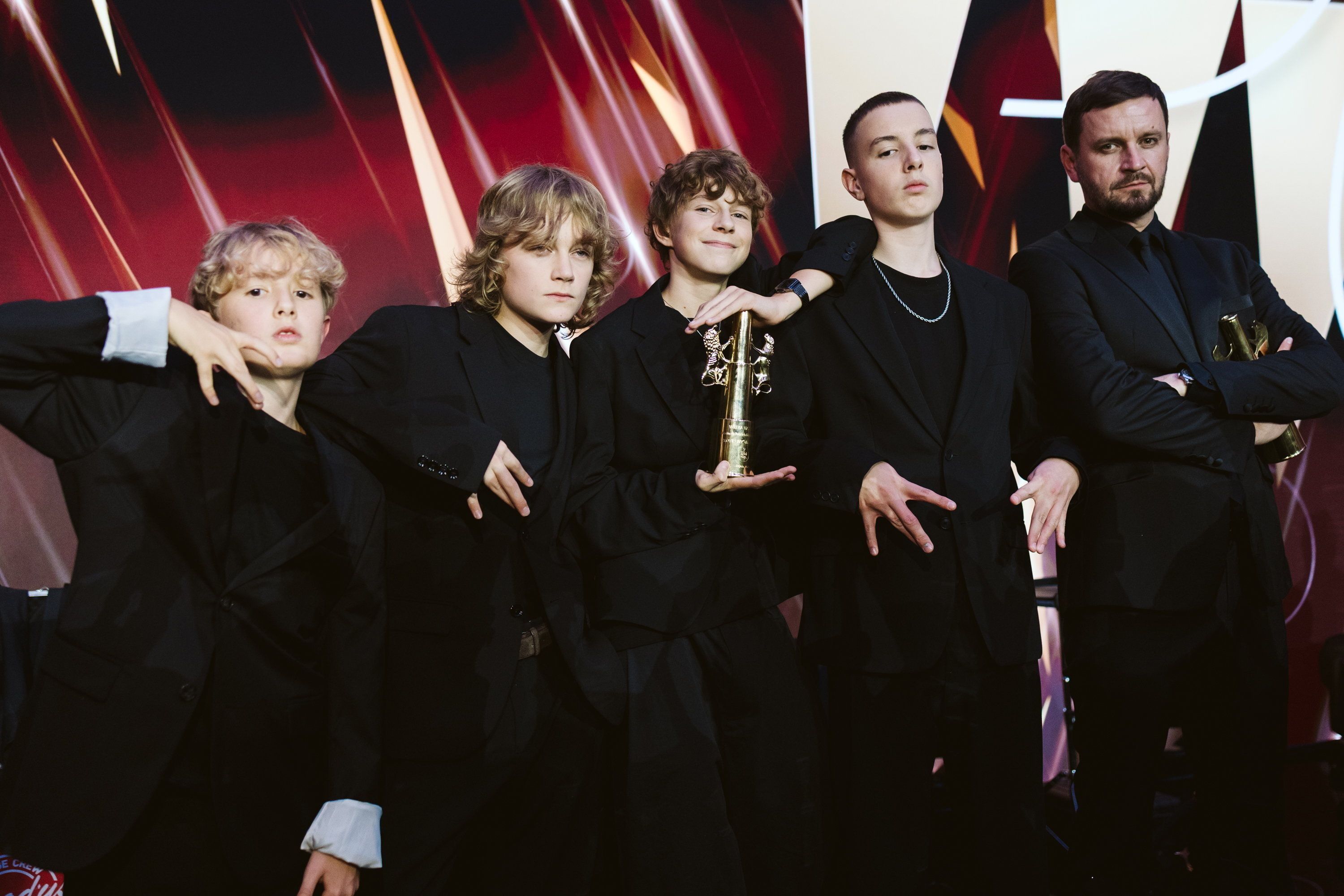 Młodzi aktorzy z filmu "Ministranci" pozują do zdjeć