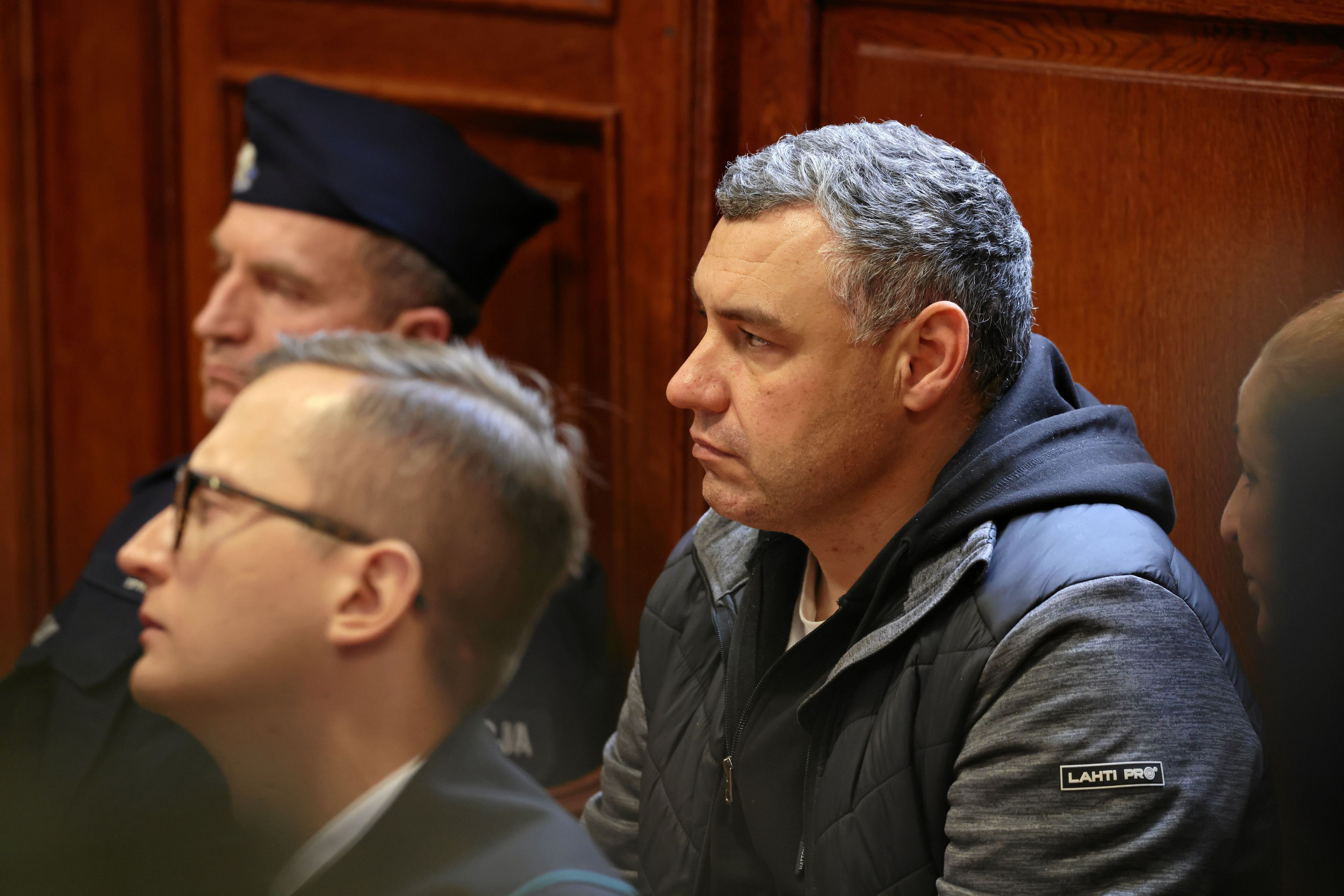 17.10.2025 Warszawa , Sad Okregowy , Wolodymyr Z. (p) . Sad postanowil odmowic wladzom niemieckim wydania Wolodymyra Z., podejrzewanego o wysadzenie gazociagu Nord Stream, a takze uchylic srodek zapobiegawczy w postaci tymczasowego aresztowania i nakazac niezwloczne zwolnienie obywatela Ukrainy . 
Fot. Mateusz Skwarczek / Agencja Wyborcza.pl