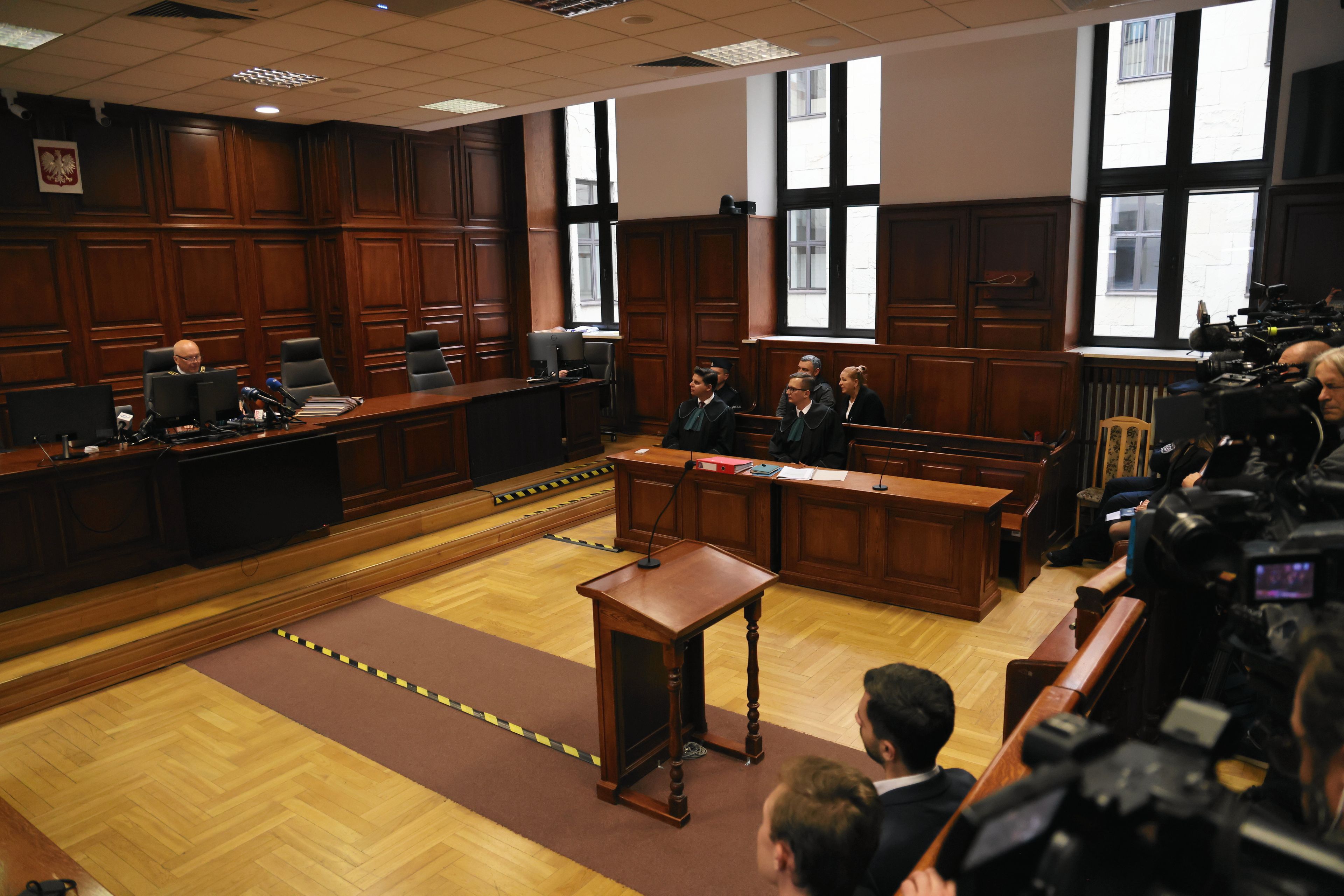 17.10.2025 Warszawa , Sad Okregowy , Wolodymyr Z.  oraz jego pelnomocnicy mec. Tymoteusz Paprocki oraz mec. Piotr Wojciechowski . Sad postanowil odmowic wladzom niemieckim wydania Wolodymyra Z., podejrzewanego o wysadzenie gazociagu Nord Stream, a takze uchylic srodek zapobiegawczy w postaci tymczasowego aresztowania i nakazac niezwloczne zwolnienie obywatela Ukrainy . 
Fot. Mateusz Skwarczek / Agencja Wyborcza.pl