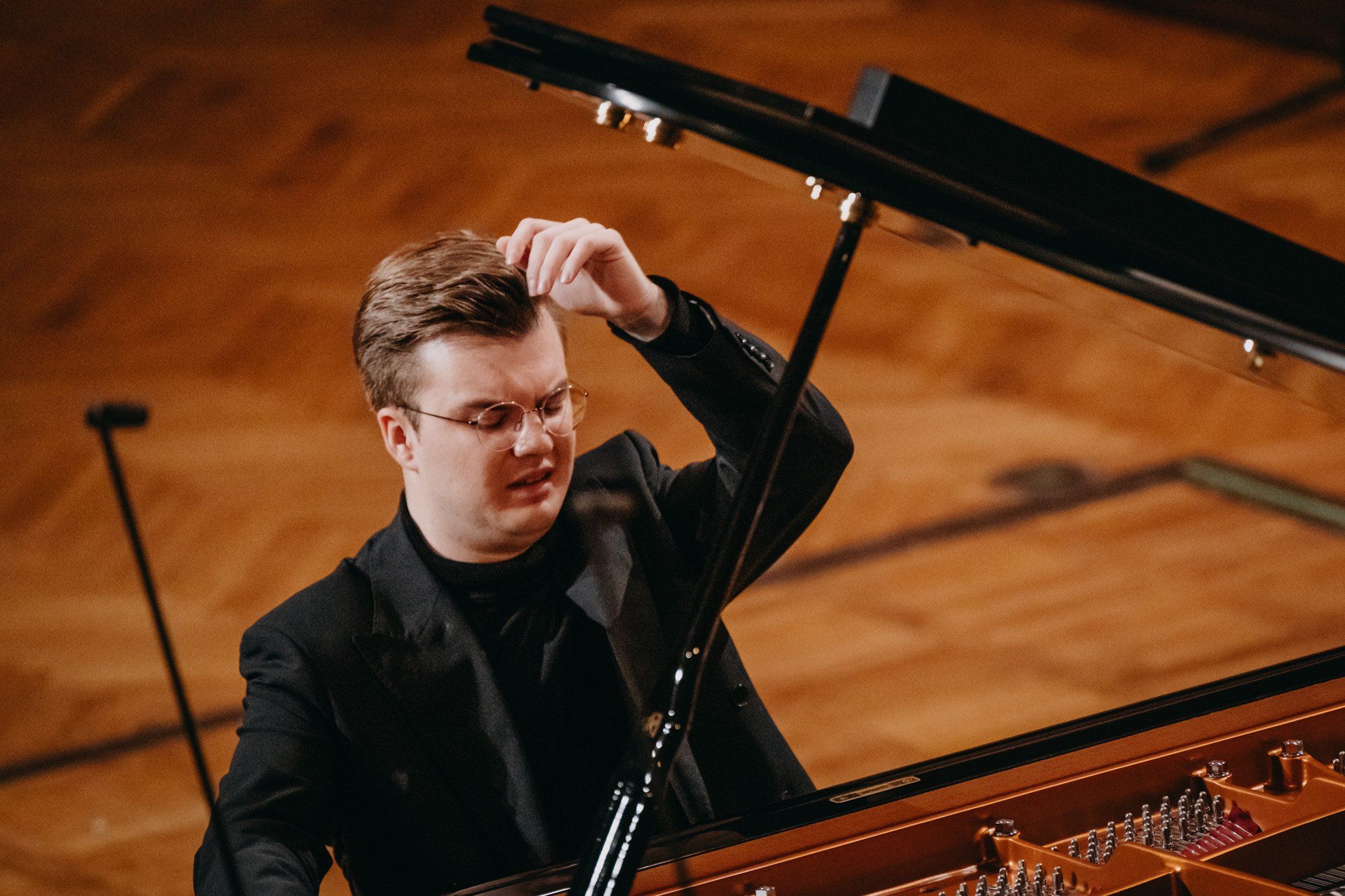 Piotr Alexewicz gra podczas konkursu