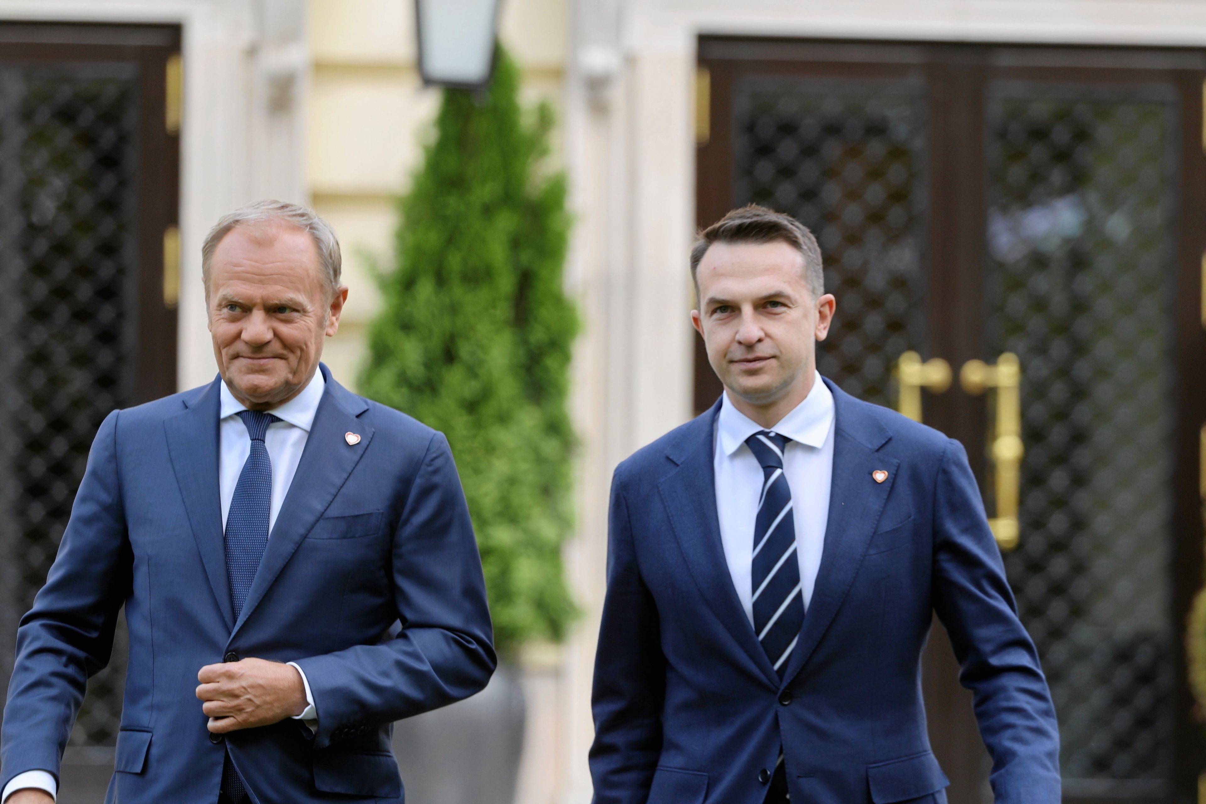 Dwaj mężczyźni w garniturach.