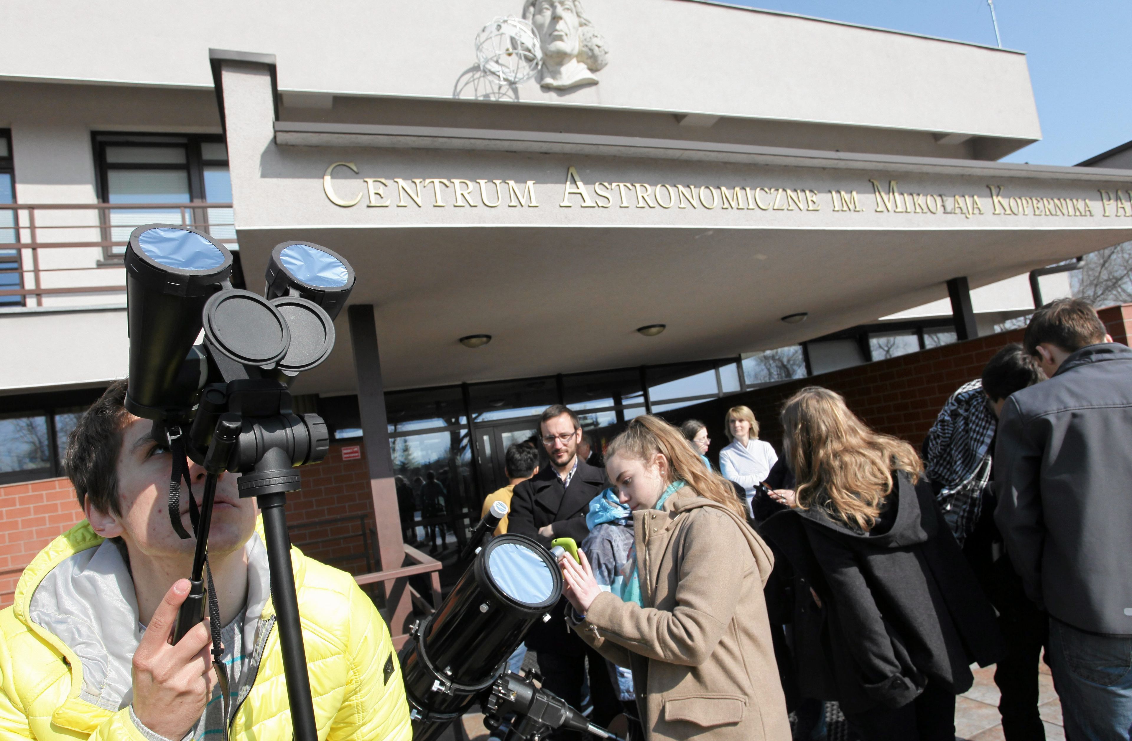 Pokaz aparatury obserwacyjnej przed CAMK PAN, tłum ludzi przed siedzibą Centrum