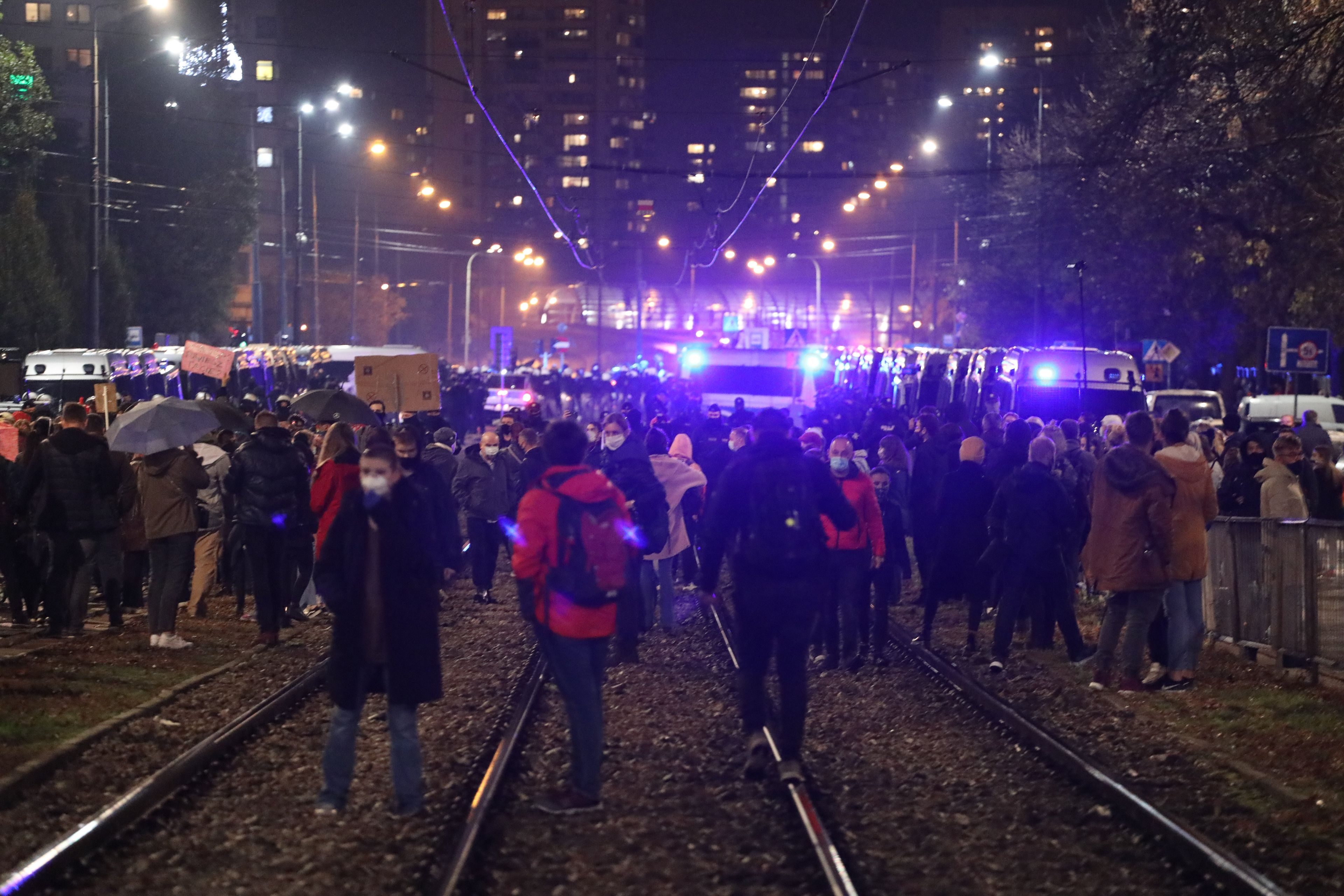 Blokada policyjna i idący ludzie