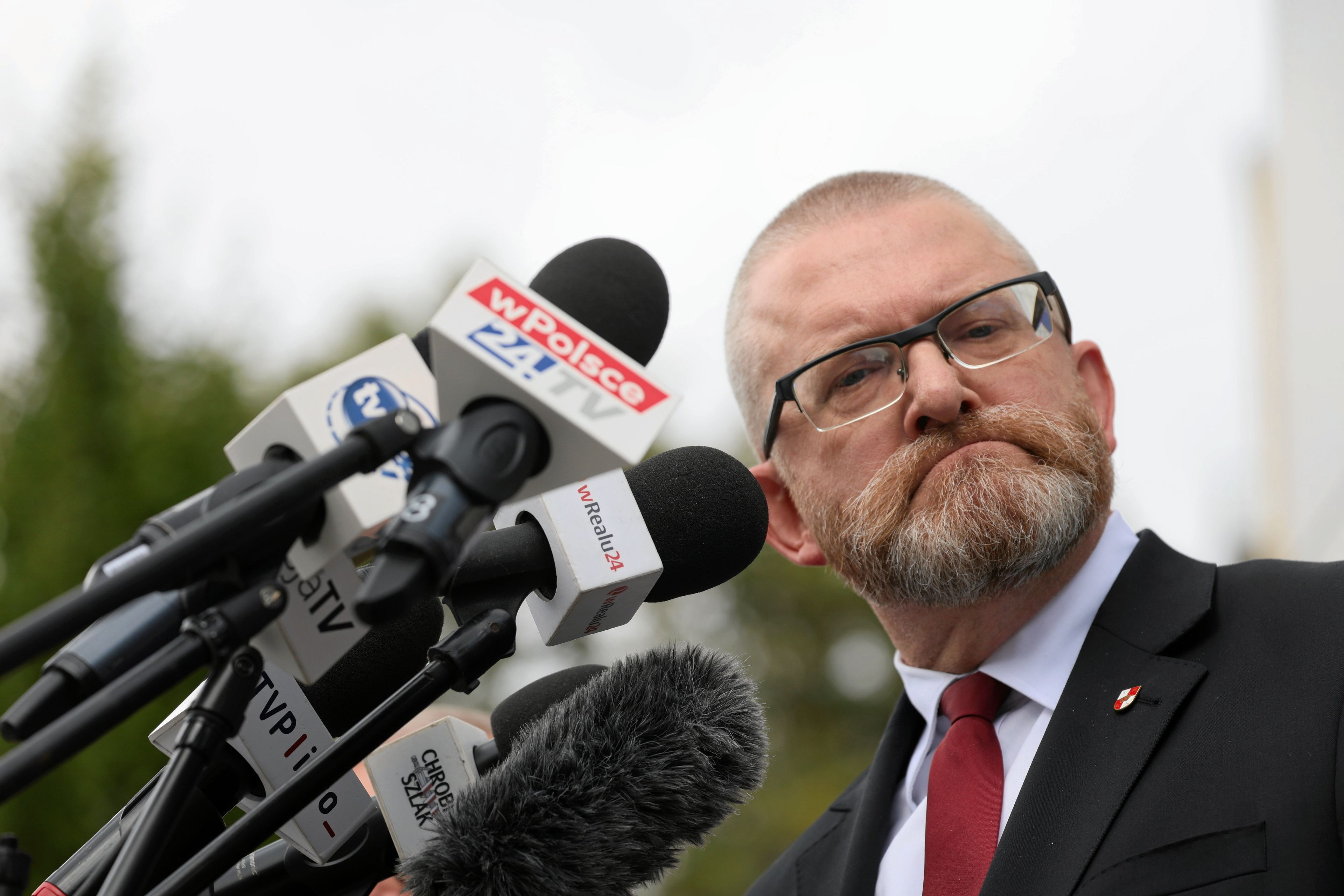 23.07.2025 Warszawa , ulica Wiejska , przed pomnikiem Armii Krajowej . Europosel Grzegorz Braun podczas konferencji prasowej .
Fot. Slawomir Kaminski / Agencja Wyborcza.pl