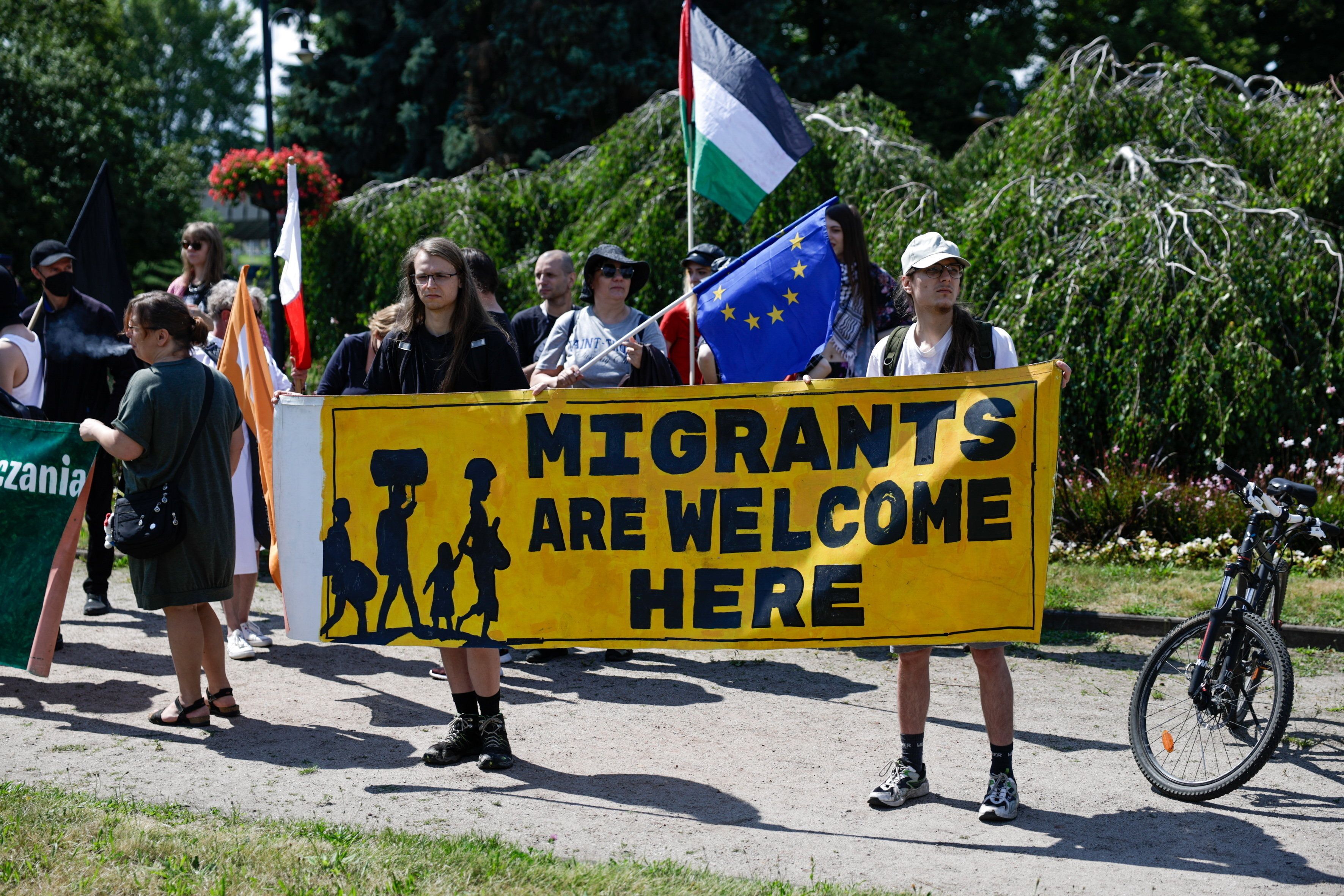 19.07.2025 Wroclaw , plac Powstancow Warszawy 1 , przed Urzedem Wojewodzkim odbyla sie demonstracja. Zorganizowano ja w odpowiedzi na rosnaca nienawisc wobec migrantow i decyzje rzadu. Uczestnicy pokazali, ze nie zgadzaja sie na rasizm i przemoc. Nie chcieli, by skrajna prawica mowila w ich imieniu . 
Fot. Krzysztof Zatycki / Agencja Wyborcza.pl