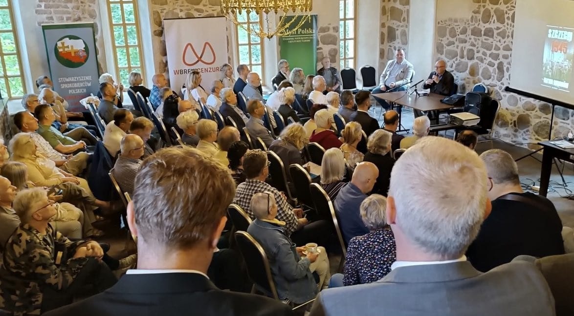 Zjazd Klubów Myśli Polskiej w Cedynii, fot. Myśl Polska. Na zdjęciu duża grupa ludzi siedzi na sali i słucha osób debatujących