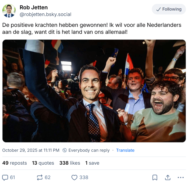 Zrzut ekranu z Bluesky przedstawiający wpis Roba Jettena, świętującego zwycięstwo. Polityk unosi rękę w geście triumfu, wokół niego tłum wiwatujących ludzi z flagami Holandii.