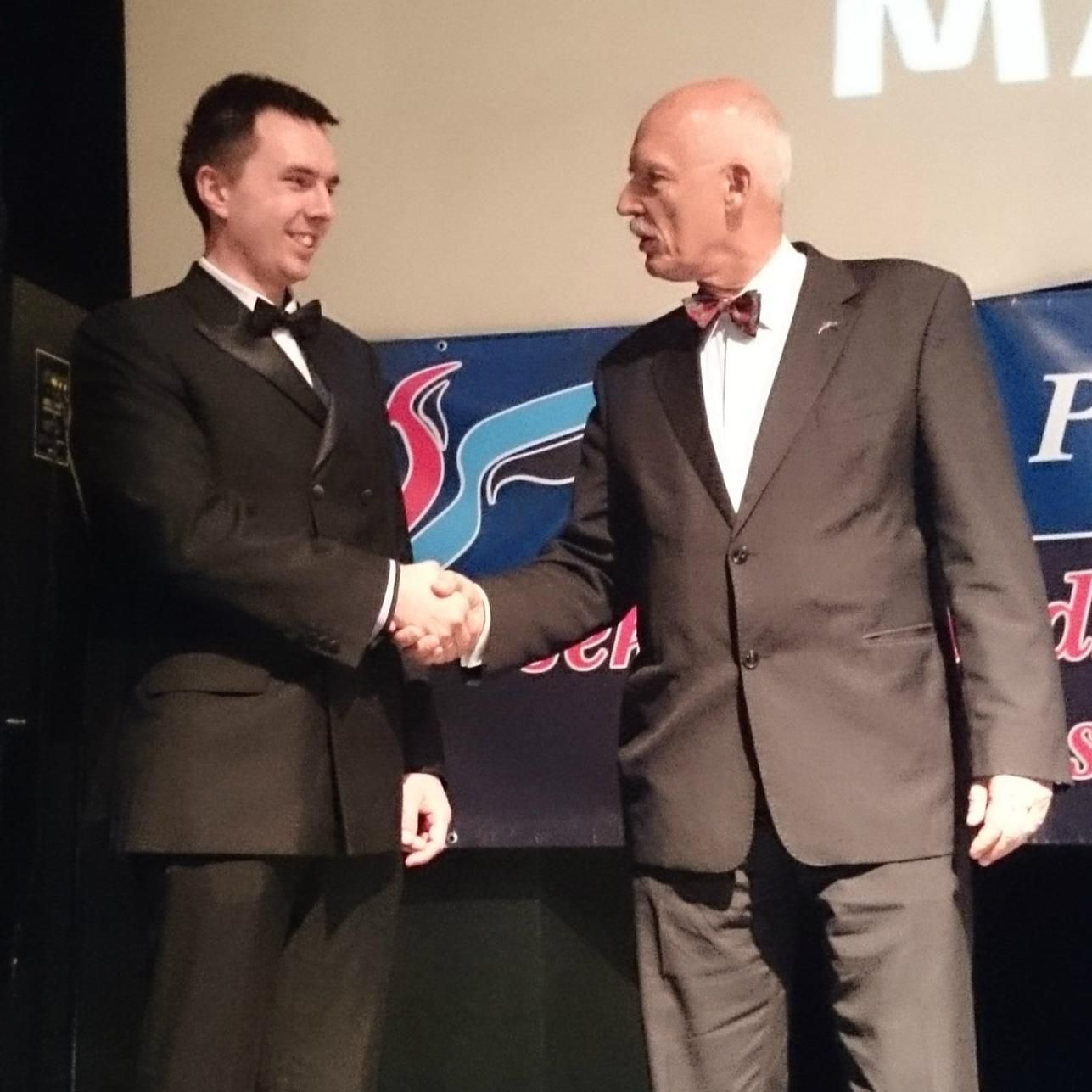 Michał Łusiak ściska dłoń Janusza Korwina-Mikkego