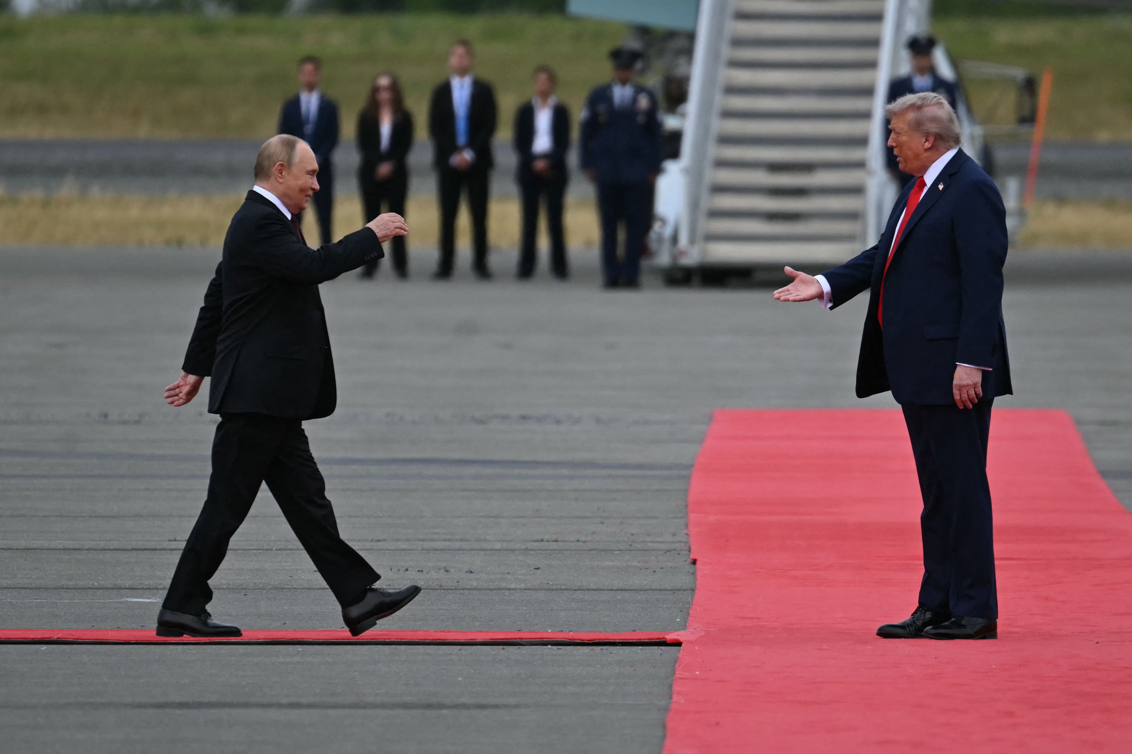 Putin dziarsko mszeruje po czerwonym dywanie do czekającego Trumpa