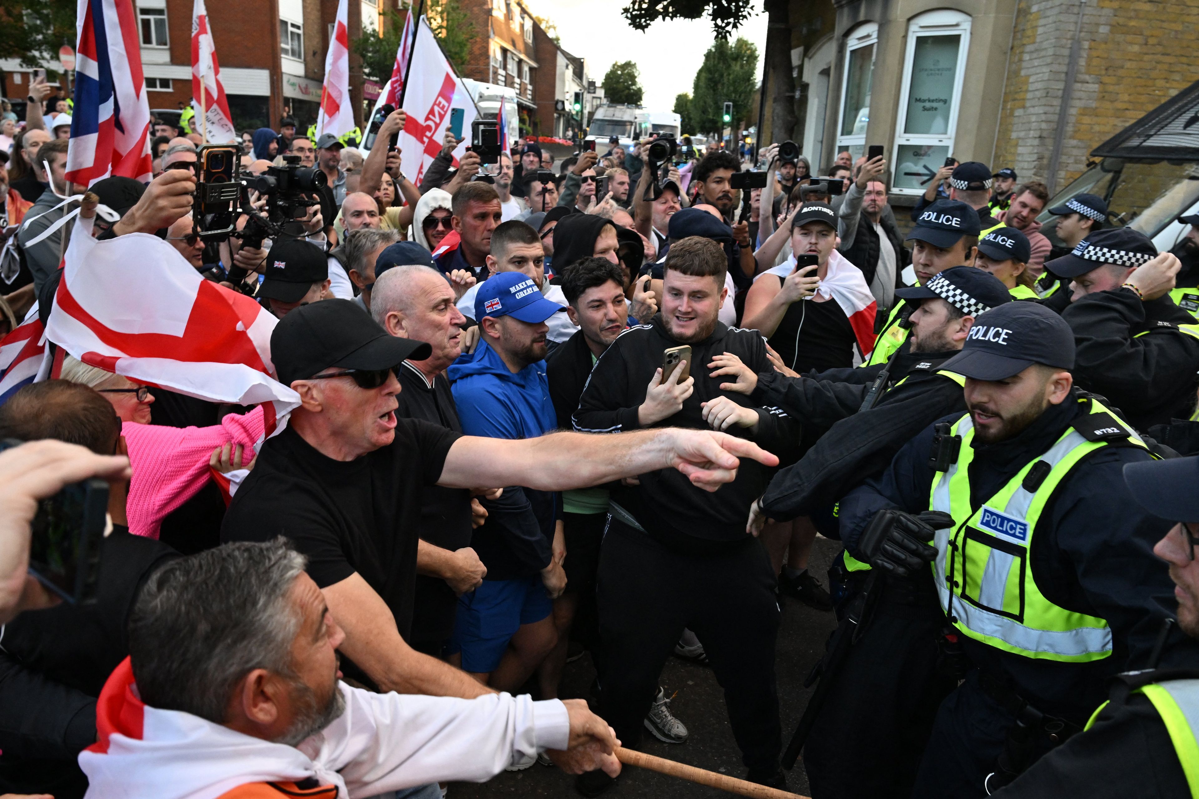Protestujący ludzie i policjanci