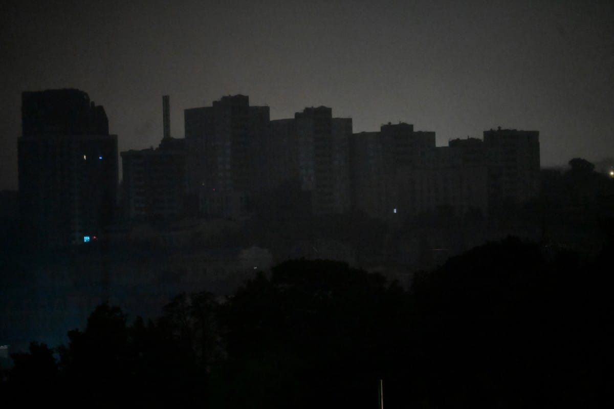 Na zdjęciu widać kształty budynków mieszkalnych, które są pogrążone w ciemności