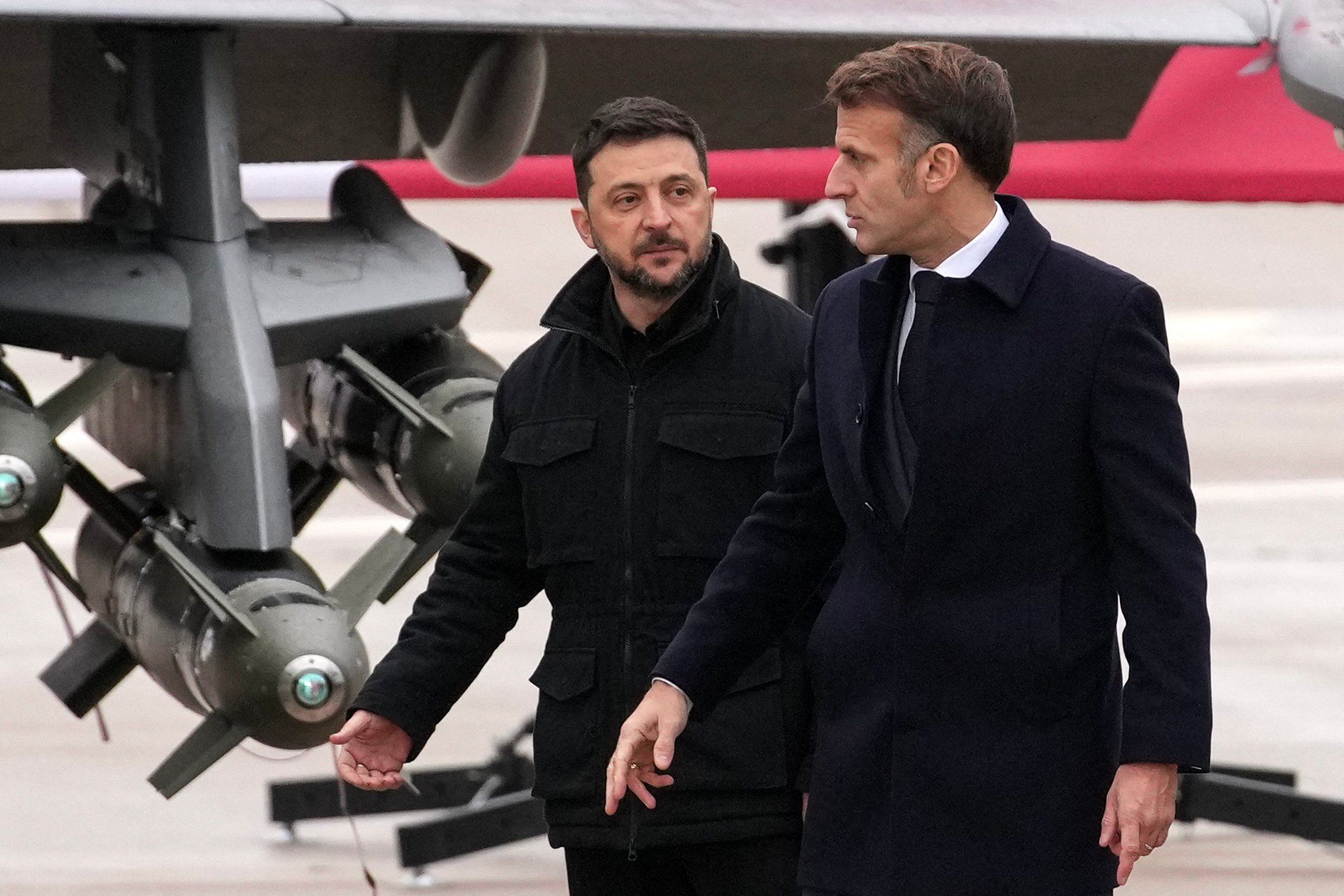 Dwaj mężczyźni (Macron i Zełenski)w jesiennych ciemnych kurtkach przy samolocie