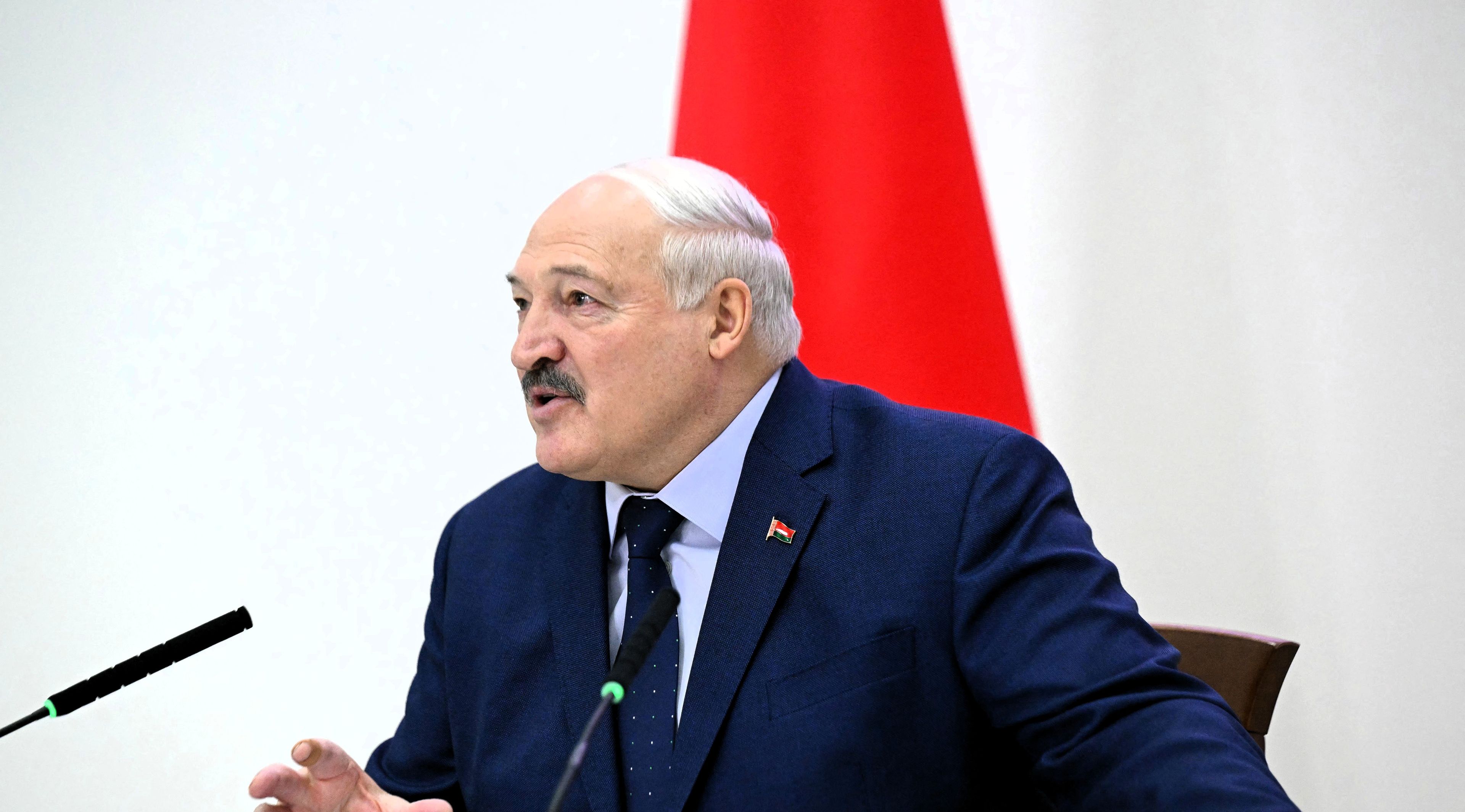 Starszy łysawy mężczyzna, Alaksandr Łukaszenka, przemawia