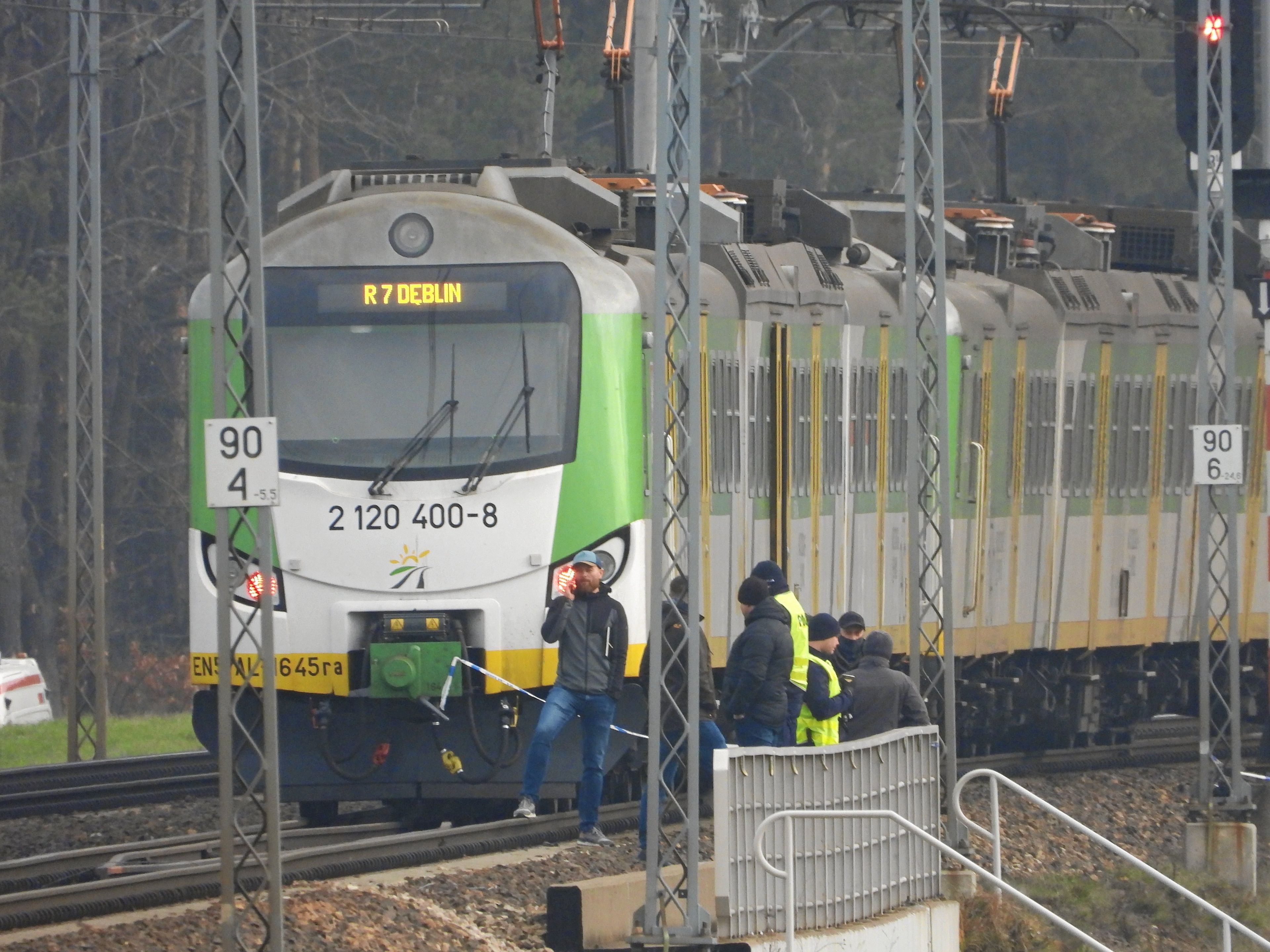 16.11.2025 Okolice miejscowosci Zyczyn w powiecie garwolinskim . Zniszczony fragment torowiska na trasie Deblin-Warszawa przy stacji kolejowej Mika . Premier Donald Tusk oglosil, ze doszlo do aktu dywersji, eksplozja ladunku wybuchowego zniszczyla tor kolejowy.
Fot. Dariusz Borowicz / Agencja Wyborcza.pl