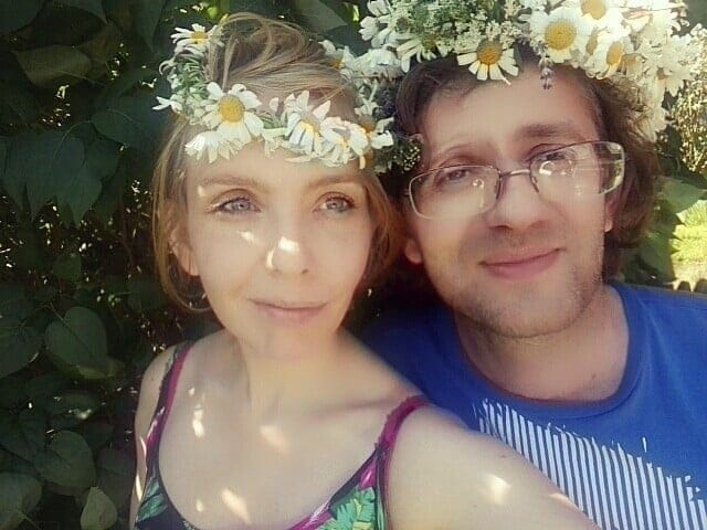 Para młodych ludzi w wiankach na głowie