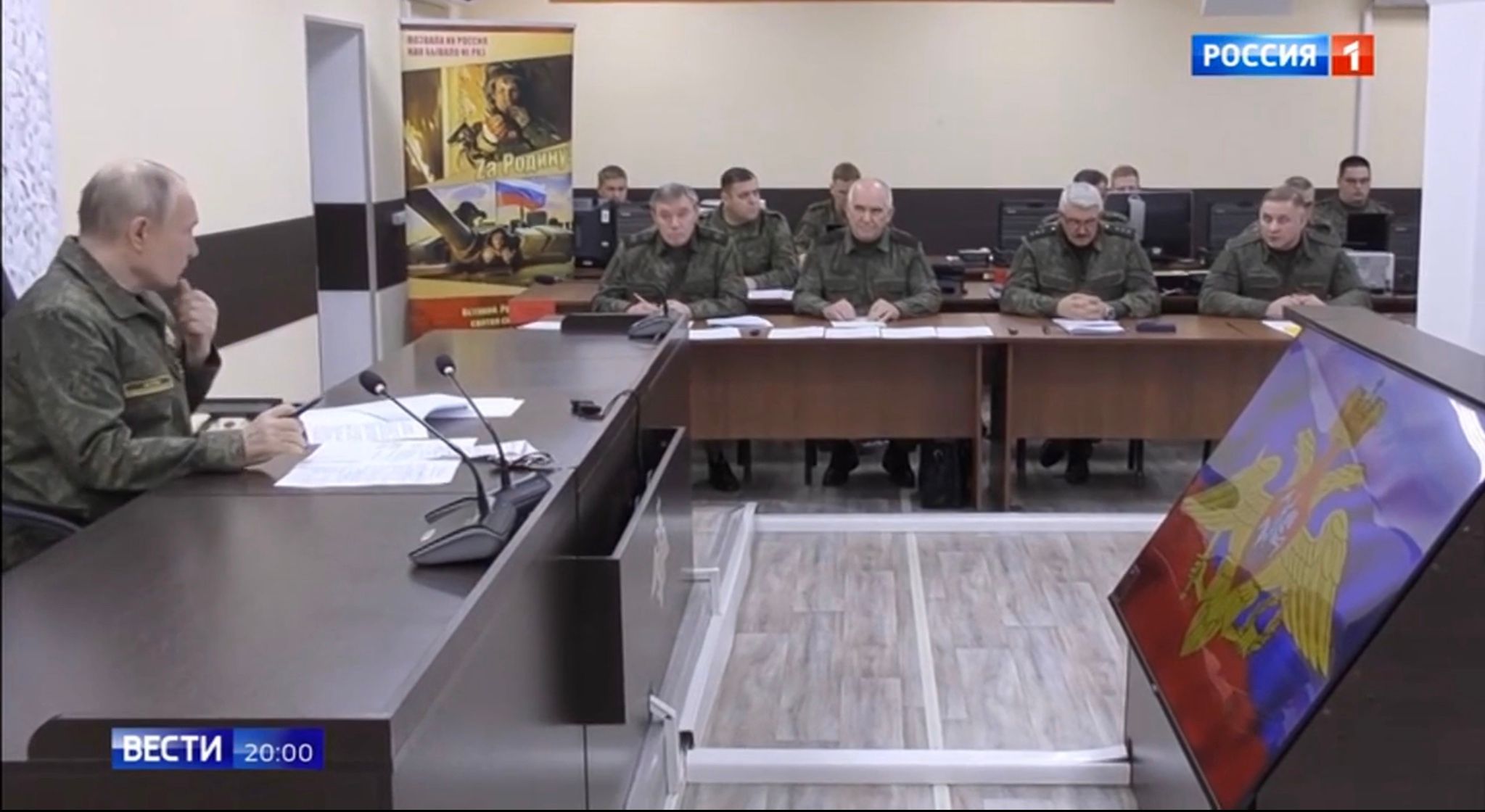 Putin w mundurze polowym i wojskowi