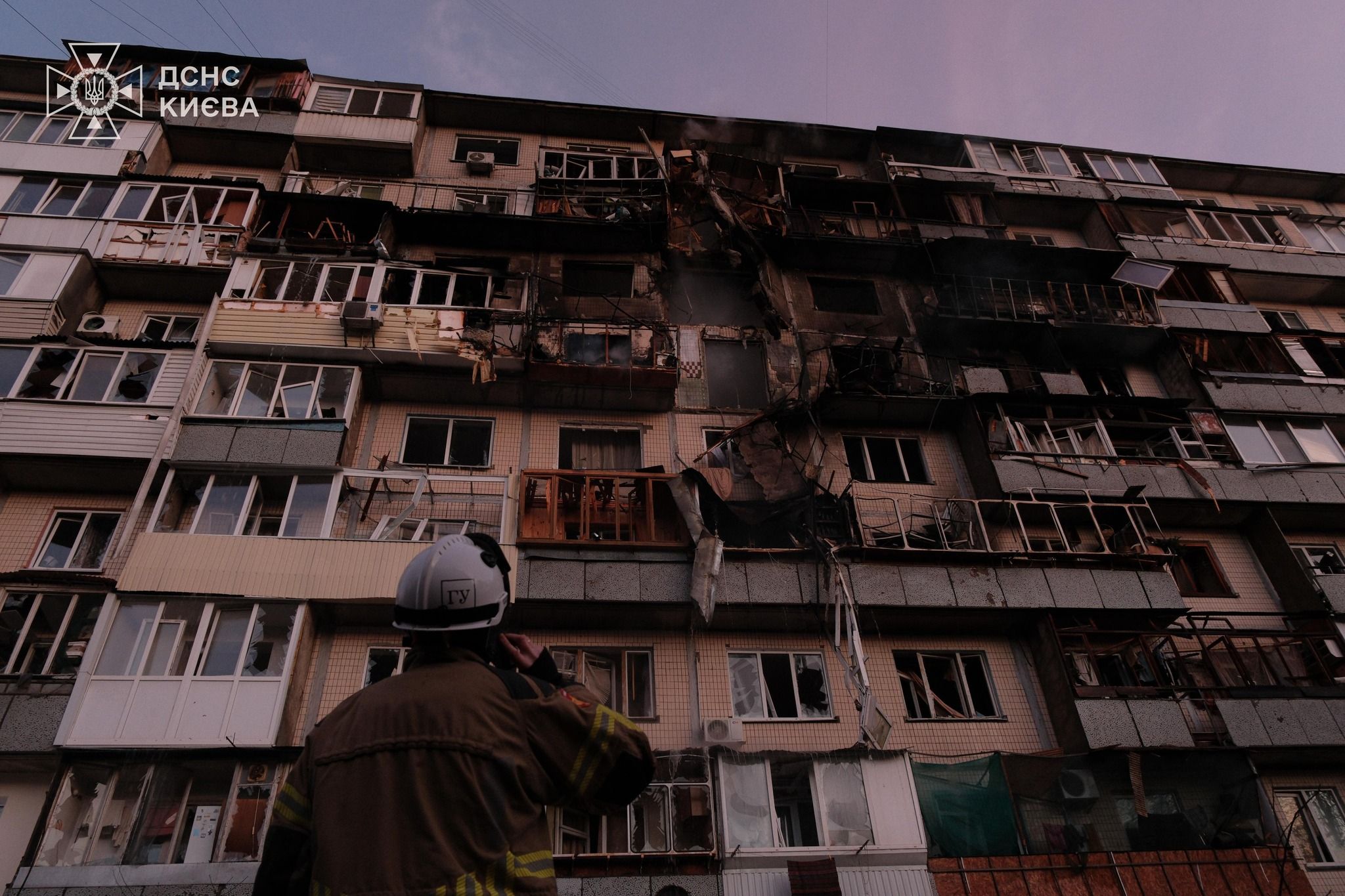 Na zdjęciu jest uszkodzony budynek mieszkalny