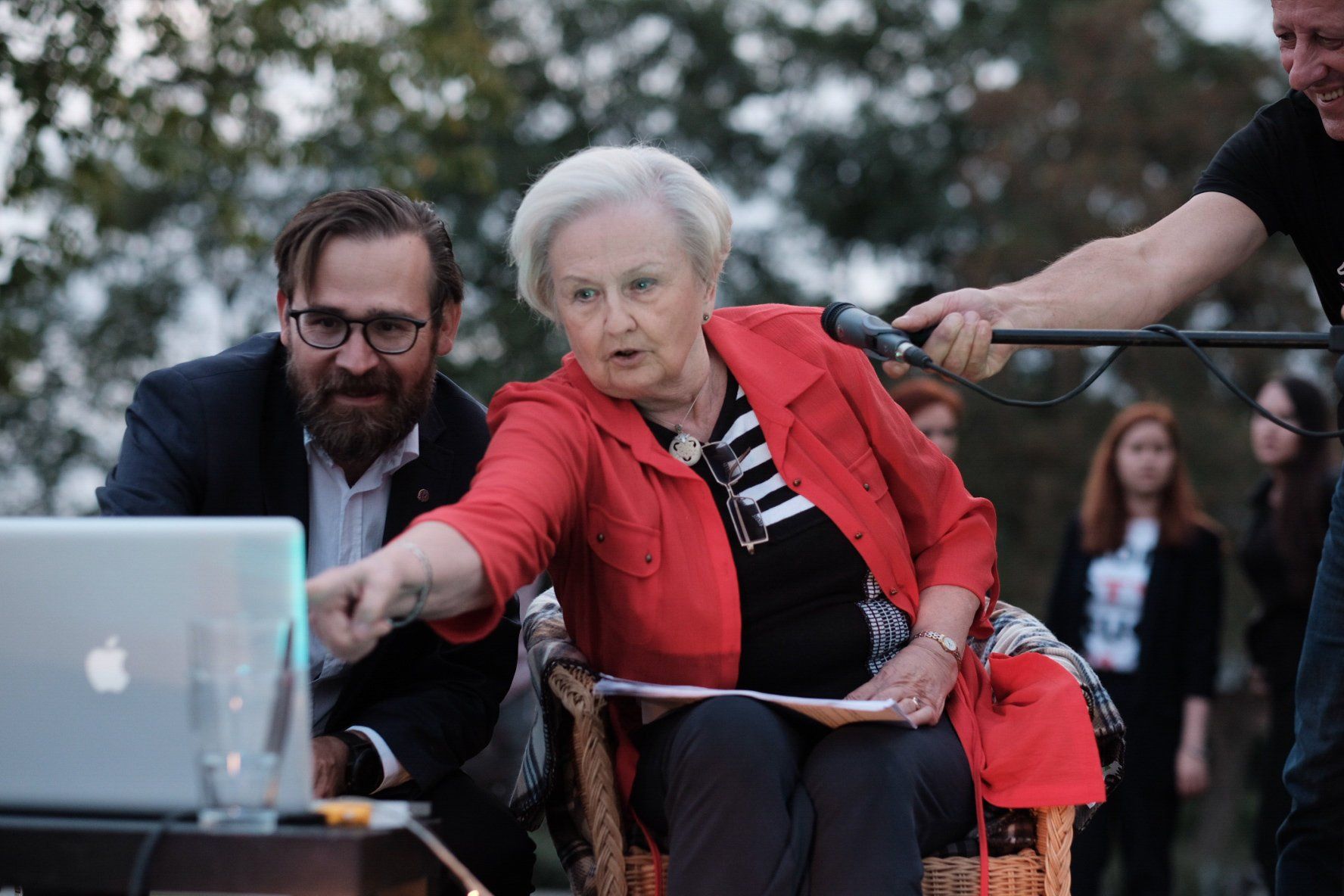 Ewa Łętowska pokzuje coś na ekranie komputera siedzącemu obok męzczyznie