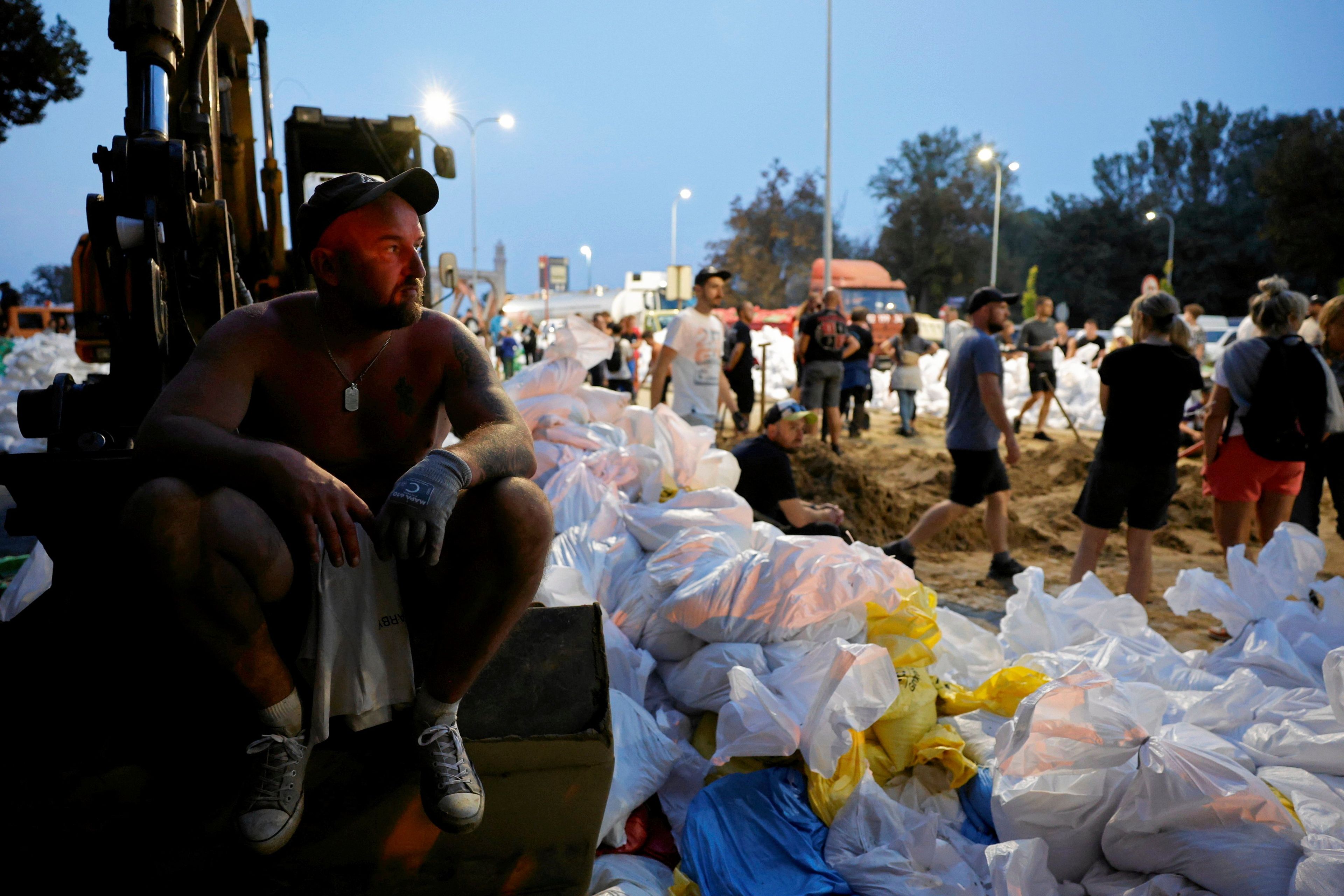 18.09.2024 Brzeg . Mieszkancy laduja worki piachem przy Moscie Piastowskim nad rzeka Odra  .
Fot. Patryk Ogorzalek / Agencja Wyborcza.pl