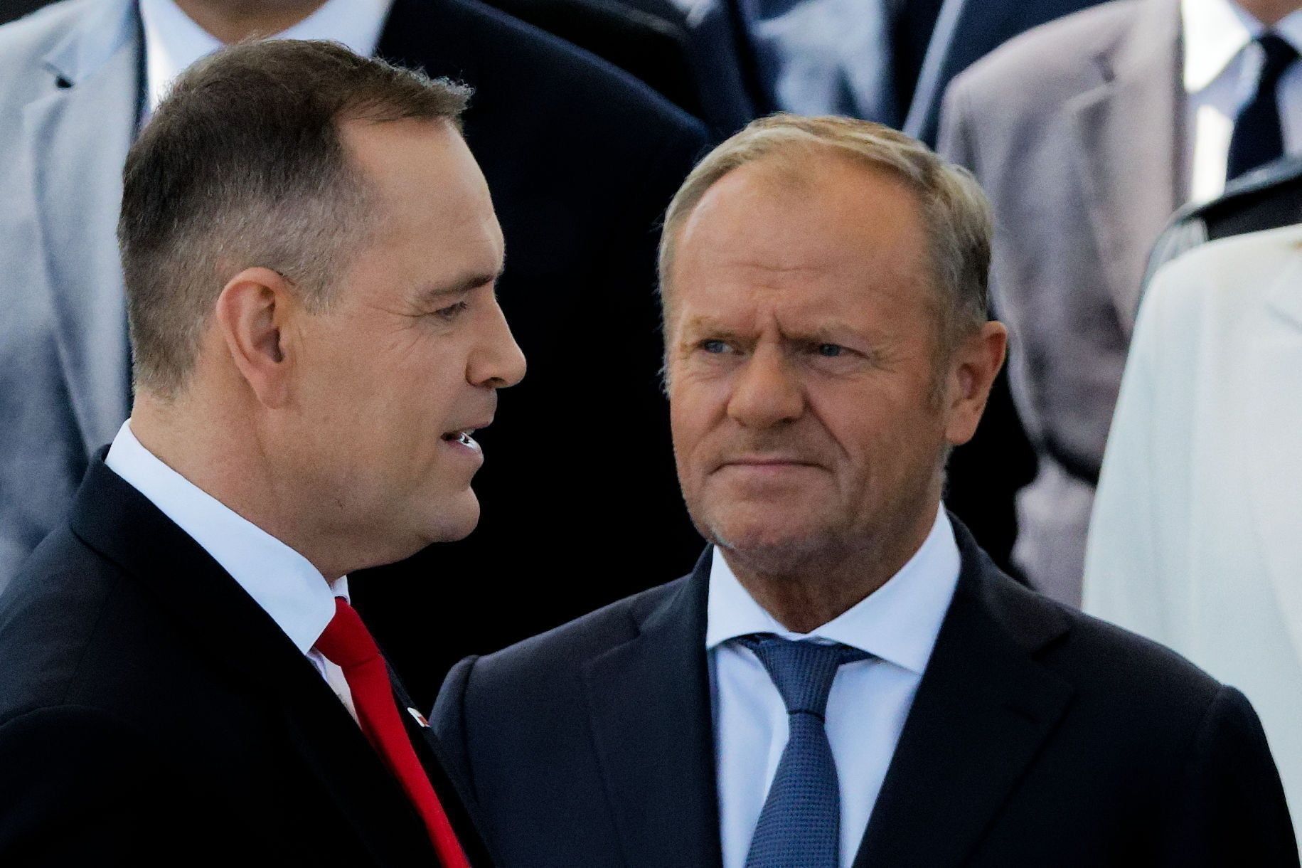 15.08.2025 Warszawa . Wislostrada . Swieto Wojska Polskiego . Prezydent RP Karol Nawrocki (l) i premier Donald Tusk (p) podczas defilady wojskowej  Dziekujemy za Wasza sluzbe  . 
Fot . Robert Kowalewski / Agencja Wyborcza.pl