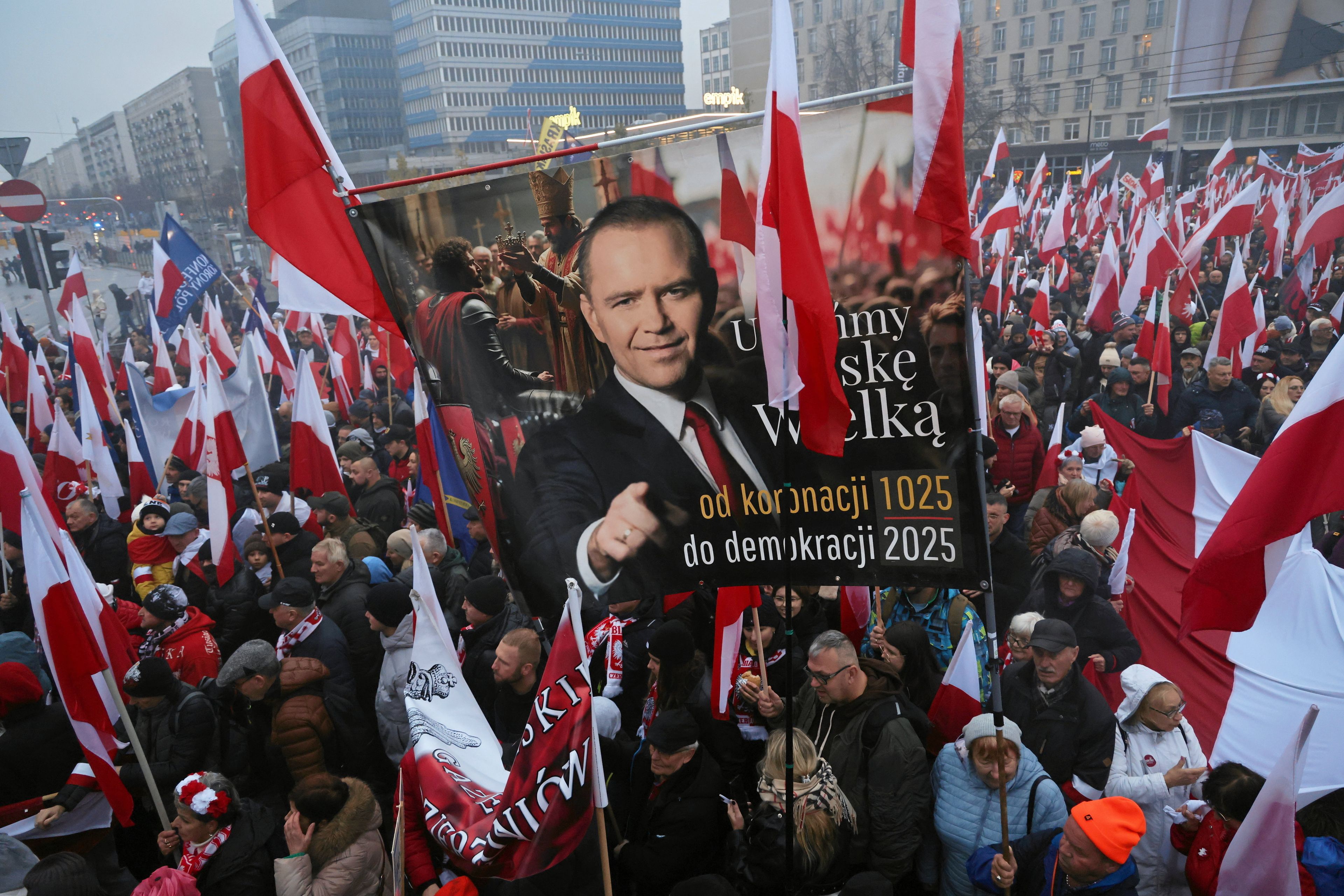 11.11.2025 Warszawa . Marsz Niepodleglosci zorganizowany przez srodowiska narodowe pod haslem  Jeden narod - silna Polska  . . 
Fot . Robert Kowalewski / Agencja Wyborcza.pl