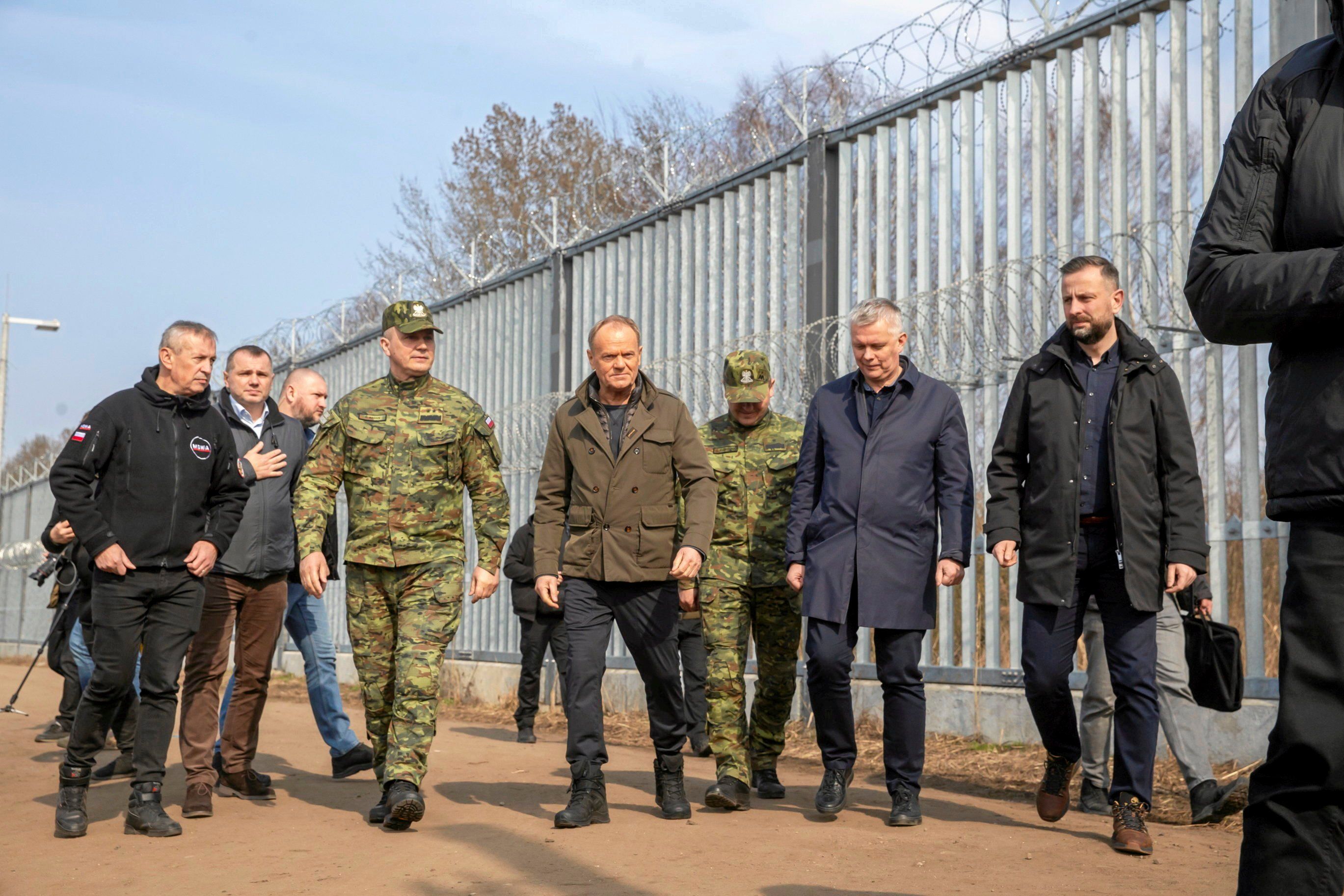 23.03.2025 Ozierany Male . Komendant glowny Strazy Granicznej gen. Robert Bagan , premier Donald Tusk , minister spraw wewnetrznych Tomasz Siemoniak i minister obrony narodowej Wladyslaw Kosiniak - Kamysz podczas wizyty pod zapora na granicy polsko - bialoruskiej w obecnosci Strazy Granicznej . 
Fot. Agnieszka Sadowska/ Agencja Wyborcza.pl *** Local Caption *** .