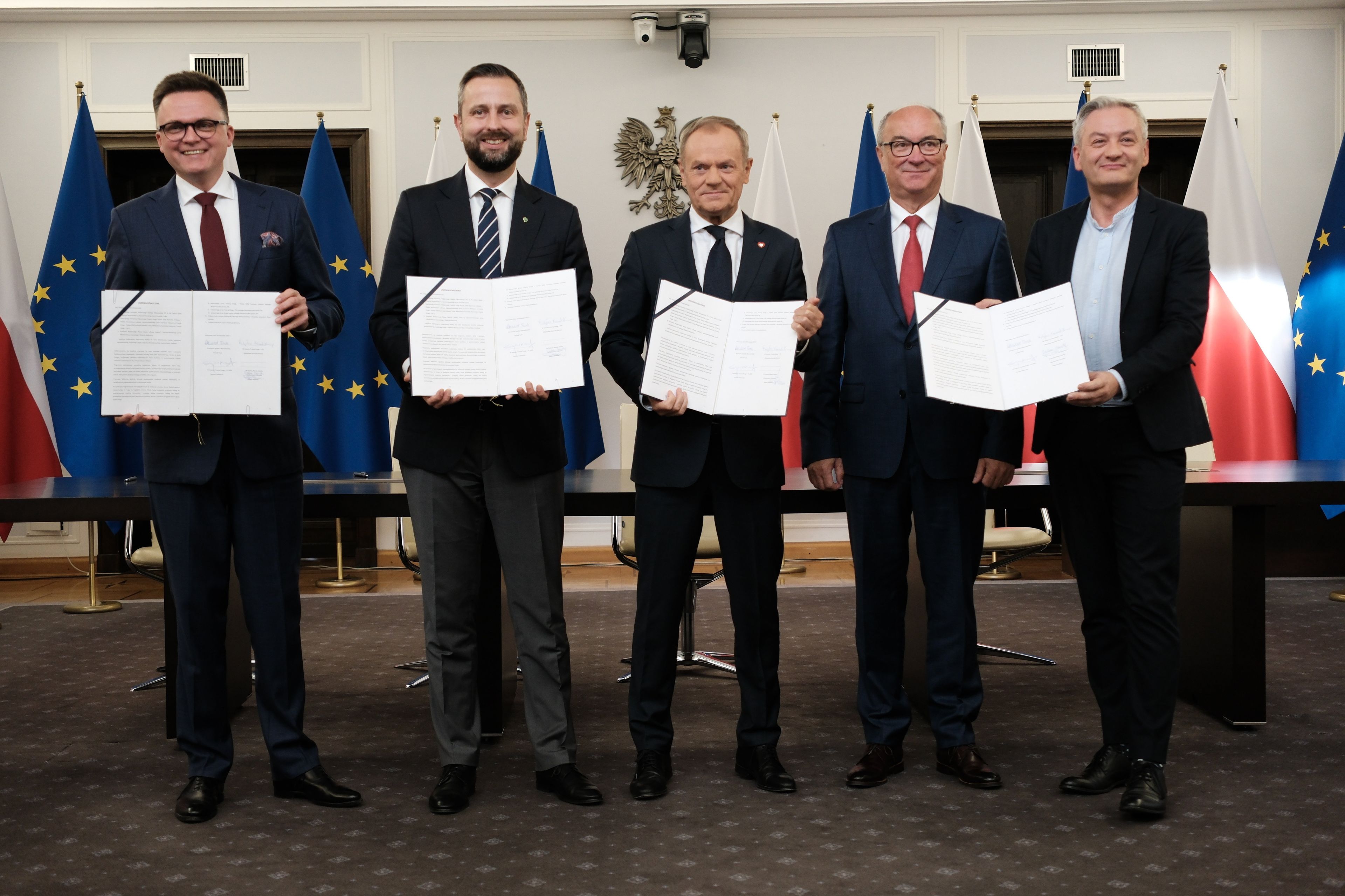 10.11.2023 Warszawa , Senat , ul. Wiejska . Przewodniczacy Platformy Obywatelskiej Donald Tusk , przewodniczacy ruchu Polska 2050 Szymon Holownia , prezes Polskiego Stronnictwa Ludowego Wladyslaw Kosiniak - Kamysz oraz wspolprzewodniczacy partii Nowa Lewica Wlodzimierz Czarzasty i Robert Biedron podczas parafowania umowy koalicyjnej .
Fot. Slawomir Kaminski / Agencja Wyborcza.pl
