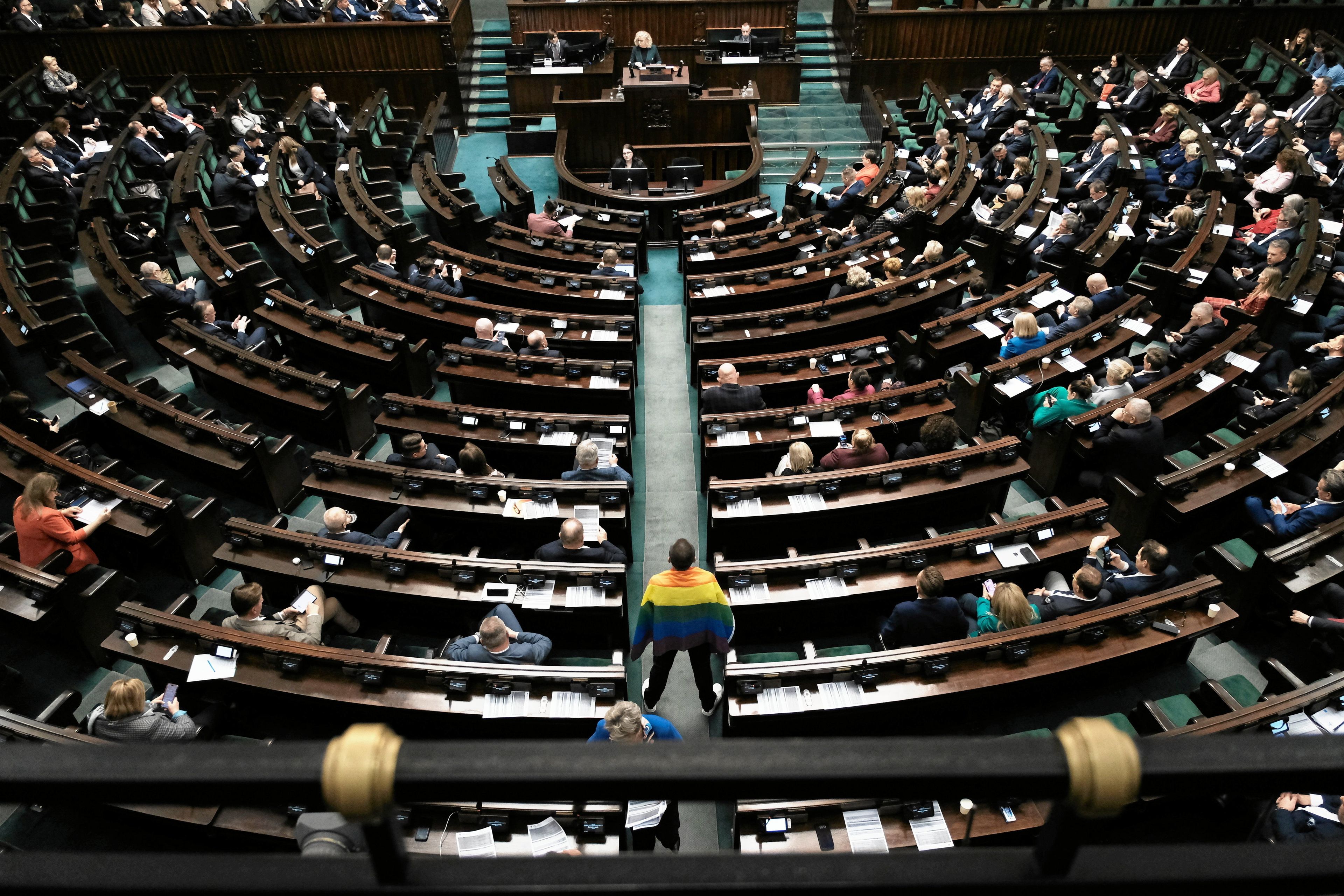 20.02.2025 Warszawa , Sejm . Pierwszy dzien 29 Posiedzenia . Poslowie podczas debaty nad wnioskiem o wotum nieufnosci dla ministry ds rownosci Katarzyny Kotuli . Przemawia Katarzyna Kotula . W teczowej fladze przysluchuje sie przemowieniu posel PO Marcin Jozefaciuk .