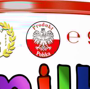 okrągła ikona "Produkt Polska" z orłem na biało-czerwonym tle umieszczona na opakowaniu produktu Smilk Max