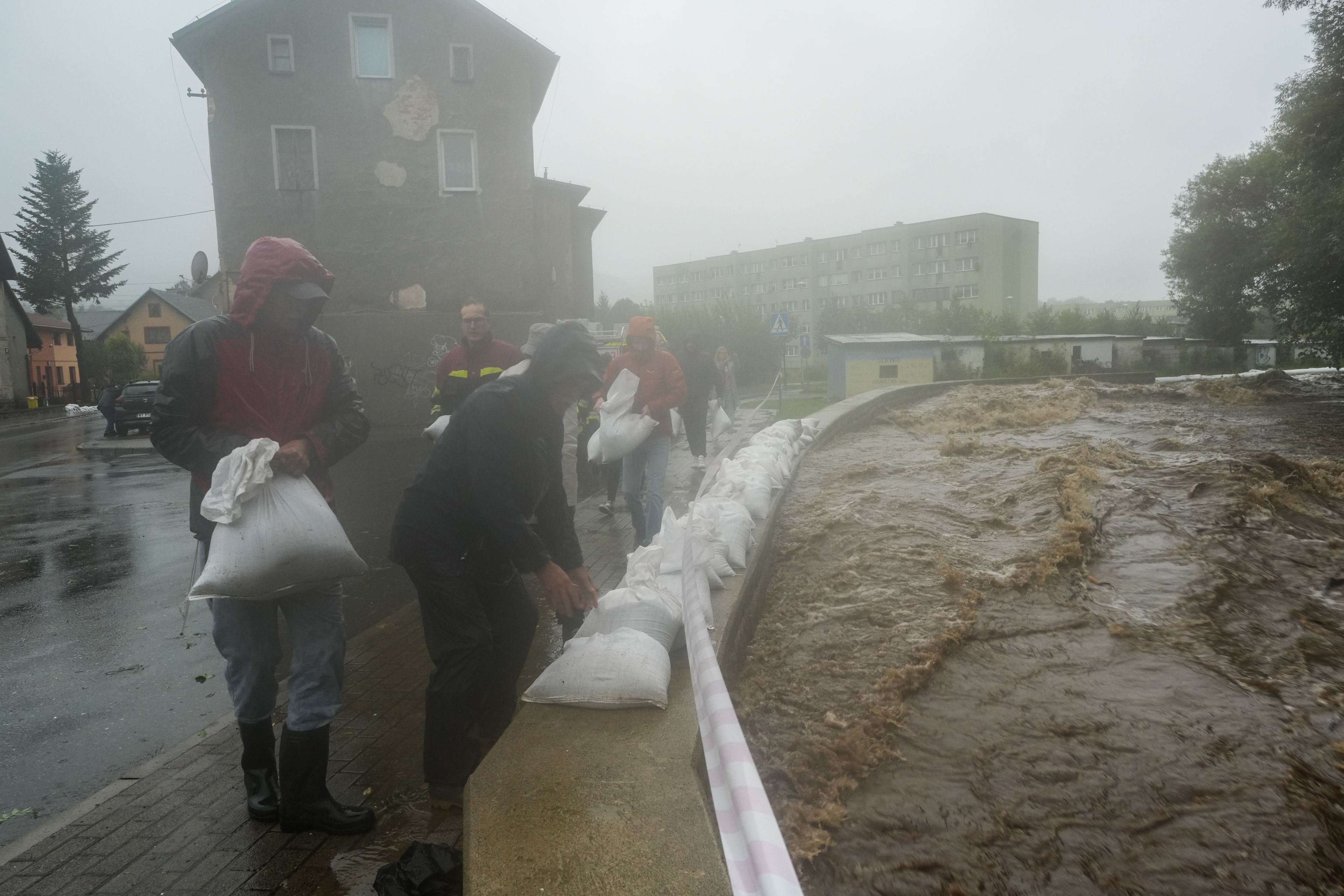 14.09.2024 Stronie Slaskie . Rzeka Biala Ladecka zalewa Stronie Slaskie , Powiat Klodzki .
Fot . Tomasz Pietrzyk / Agencja Wyborcza.pl