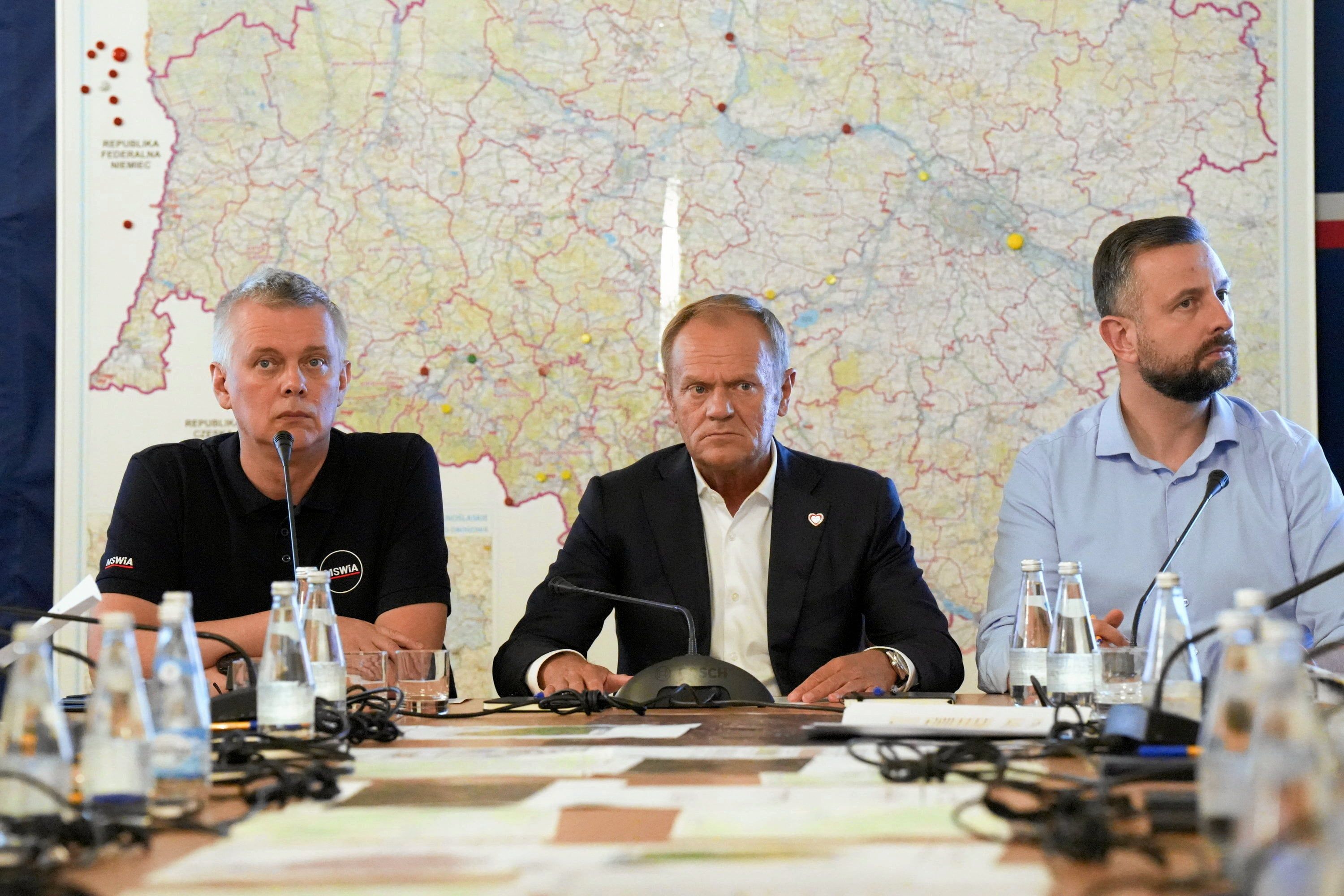 24.09.2024 Wroclaw , Dolnoslaski Urzad Wojewodzki .  szef MSWiA Tomasz Siemoniak (l), premier Donald Tusk (c), wicepremier minister obrony narodowej Wladyslaw Kosiniak - Kamysz (p) podczas narady sztabu kryzysowego 
Fot . Tomasz Pietrzyk / Agencja Wyborcza.pl