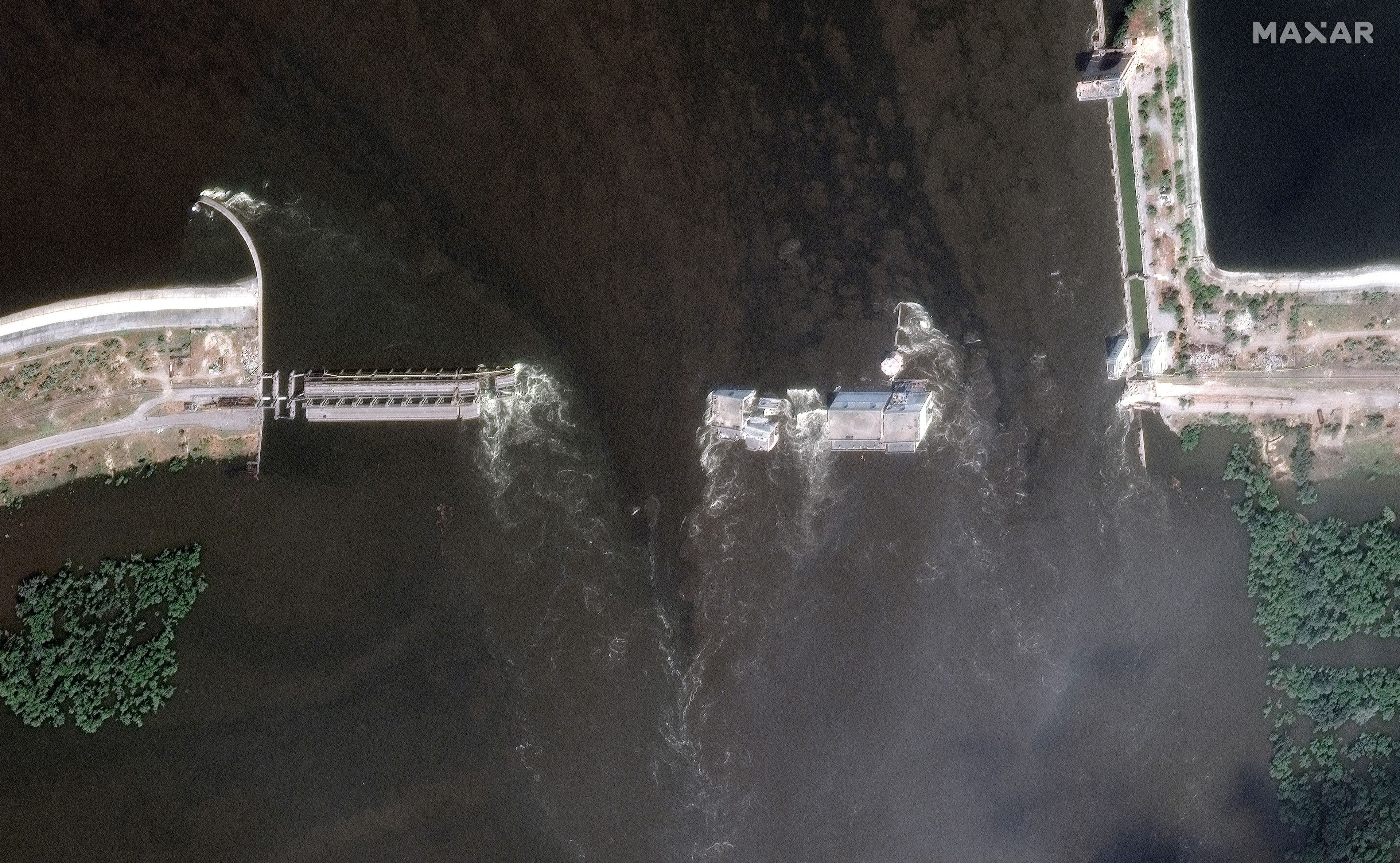 widok z drona na przerwaną zaporę