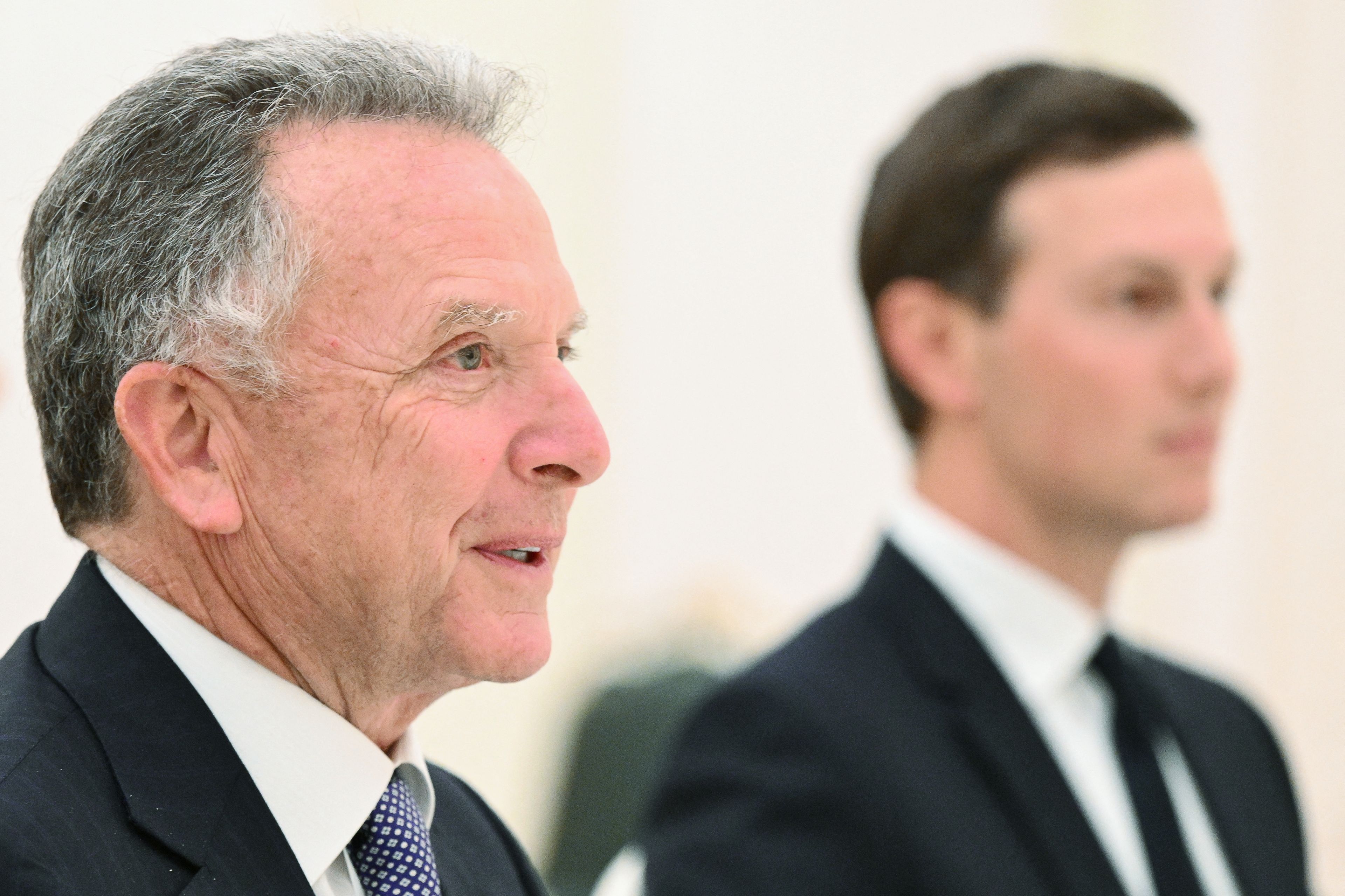 Dwaj mężczyźni w dużym zbliżeniu, widać tylko głowy, na pierwszym planie starszy - Witkoff, na dalszym młodszy - Kushner