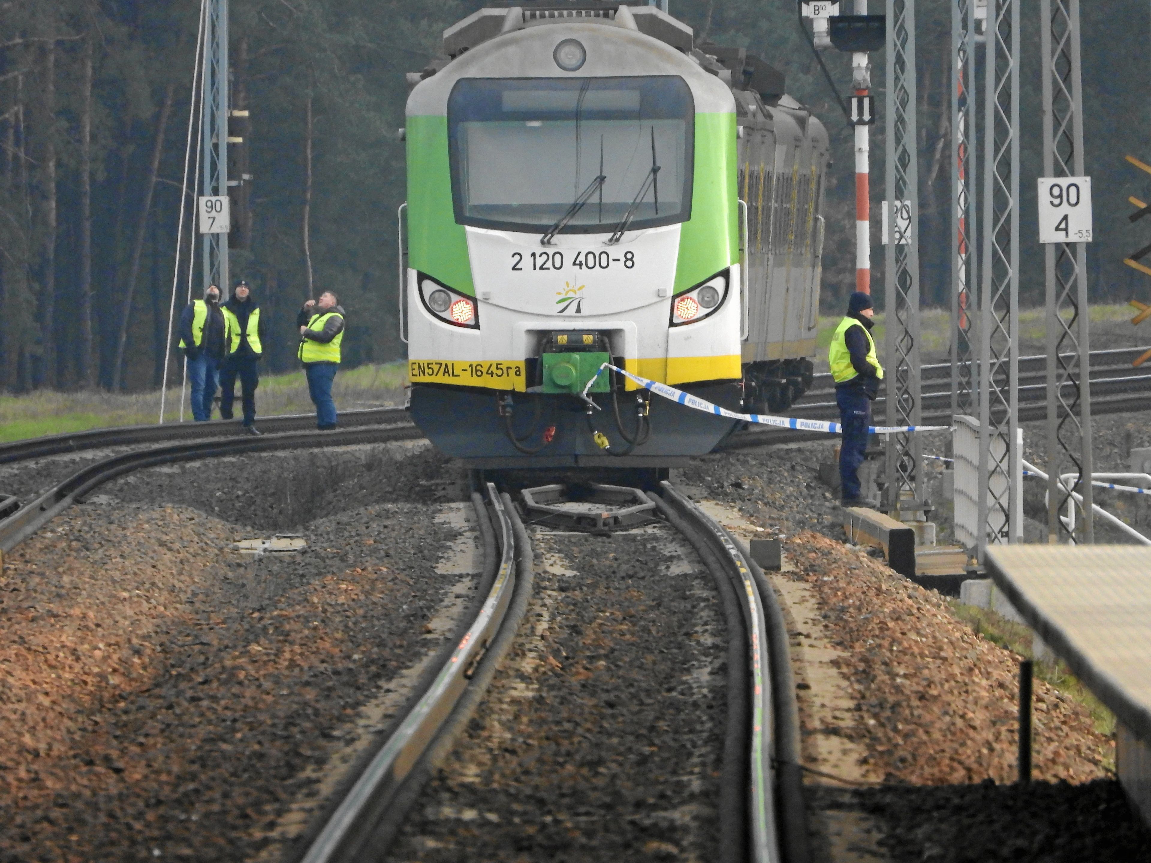 16.11.2025 Okolice miejscowosci Zyczyn w powiecie garwolinskim . Zniszczony fragment torowiska na trasie Deblin-Warszawa przy stacji kolejowej Mika . Premier Donald Tusk oglosil, ze doszlo do aktu dywersji, eksplozja ladunku wybuchowego zniszczyla tor kolejowy.
Fot. Dariusz Borowicz / Agencja Wyborcza.pl