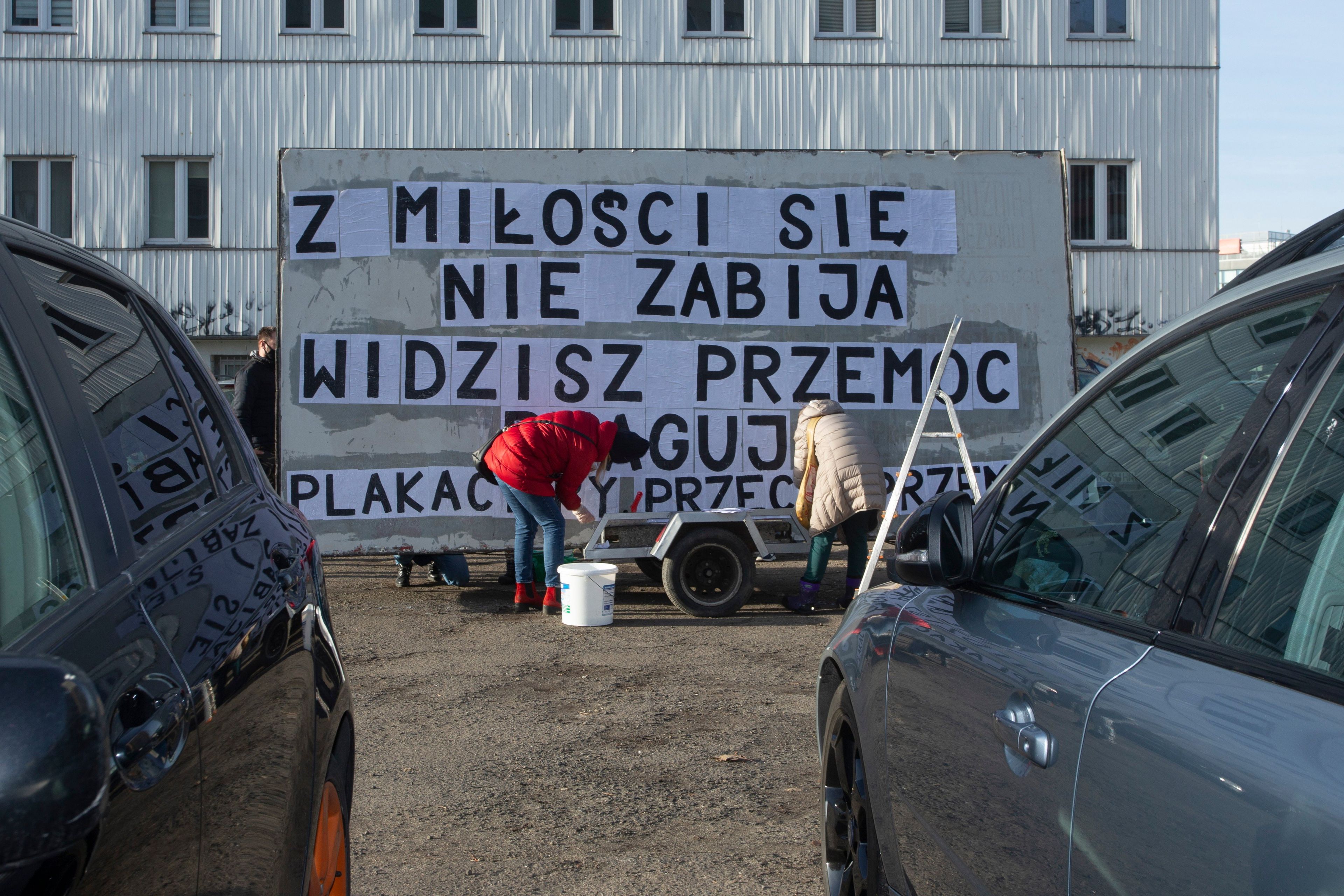 27.12.2020 Wroclaw . Wielkie plakatowanie zorganizowane przez Plakaciary w obronie praw kobiet . 
Fot. Krzysztof Cwik / Agencja Wyborcza.pl