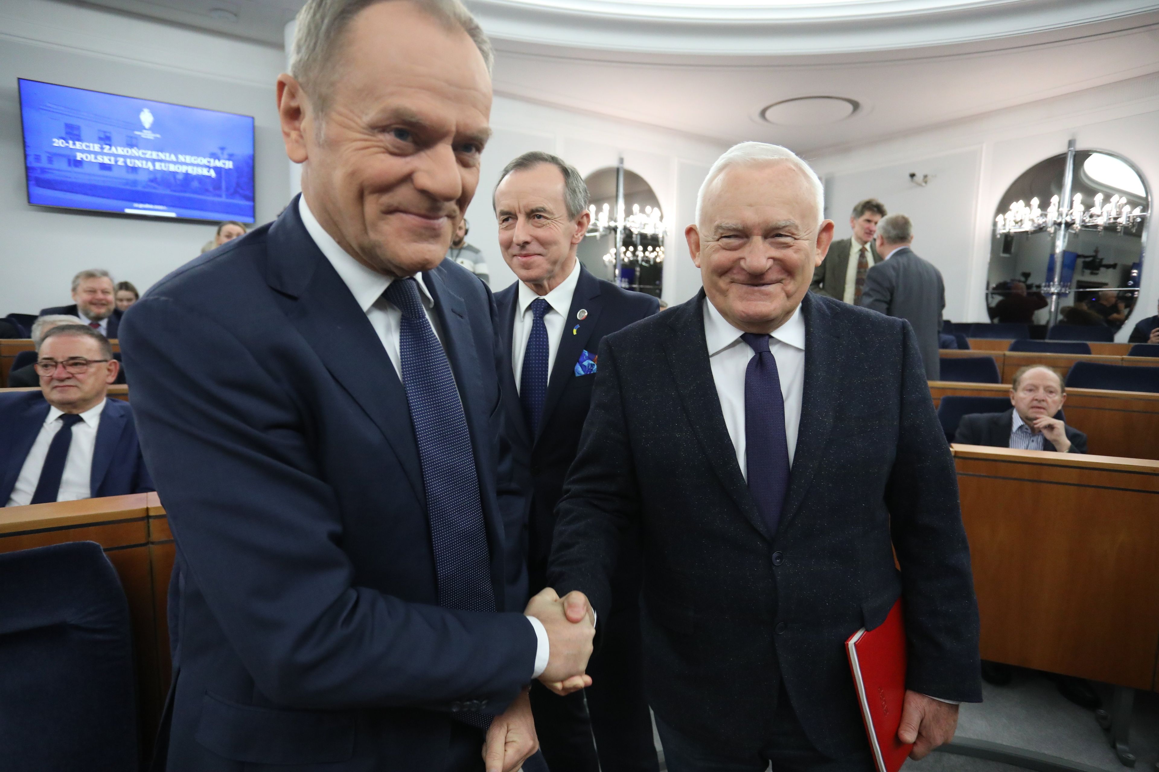 Donald Tusk ściska dłoń Leszka Millera