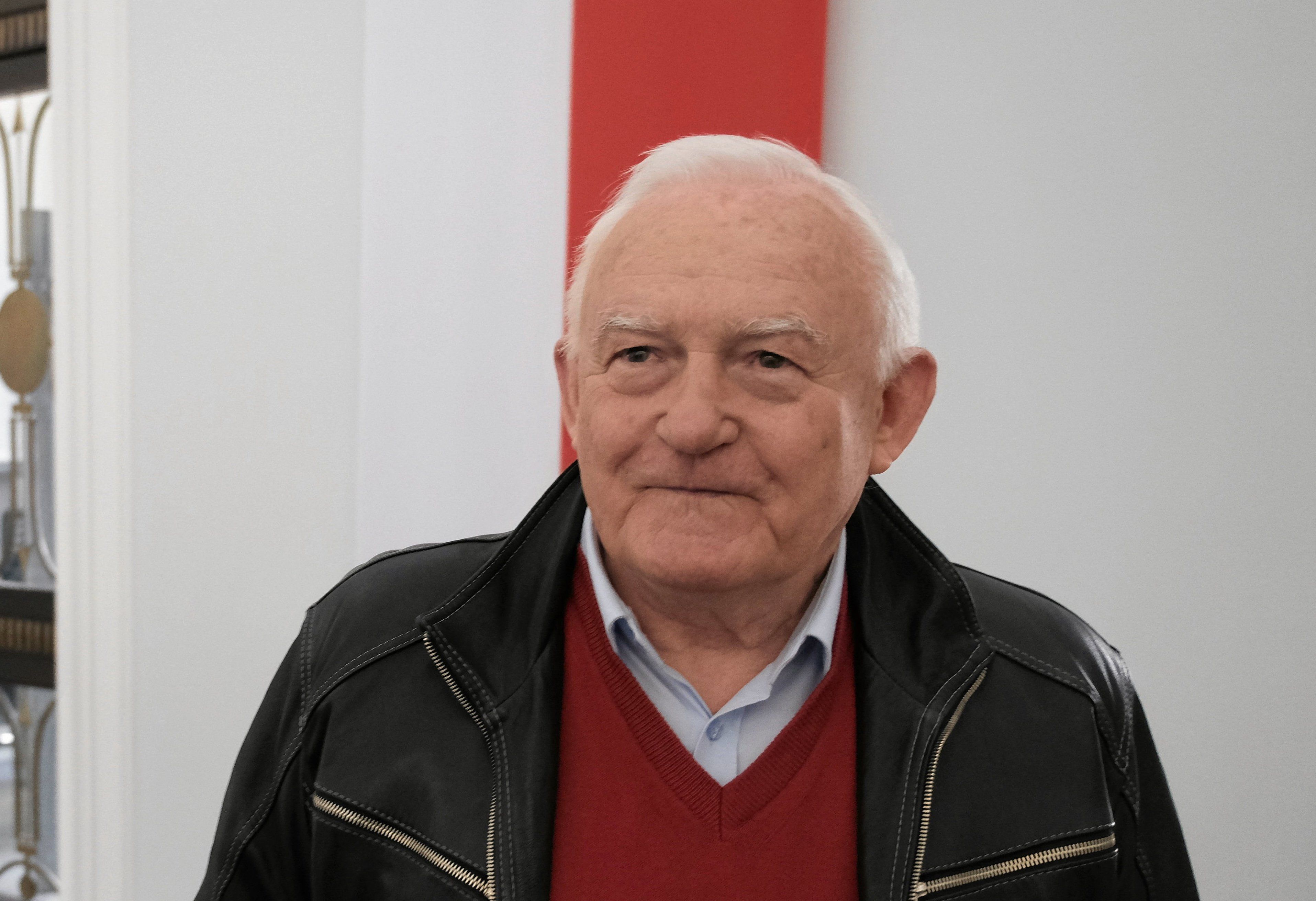 Leszek Miller - starszy siwy mężczyzna.