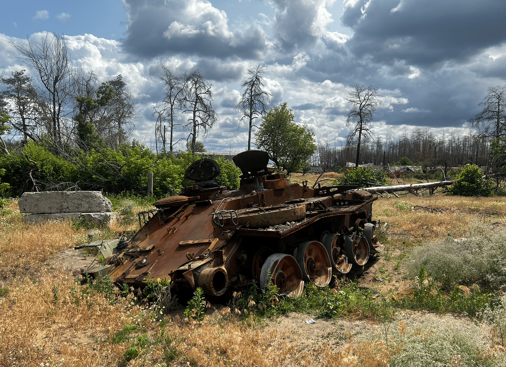 zardzewiały czołg na środku pola
