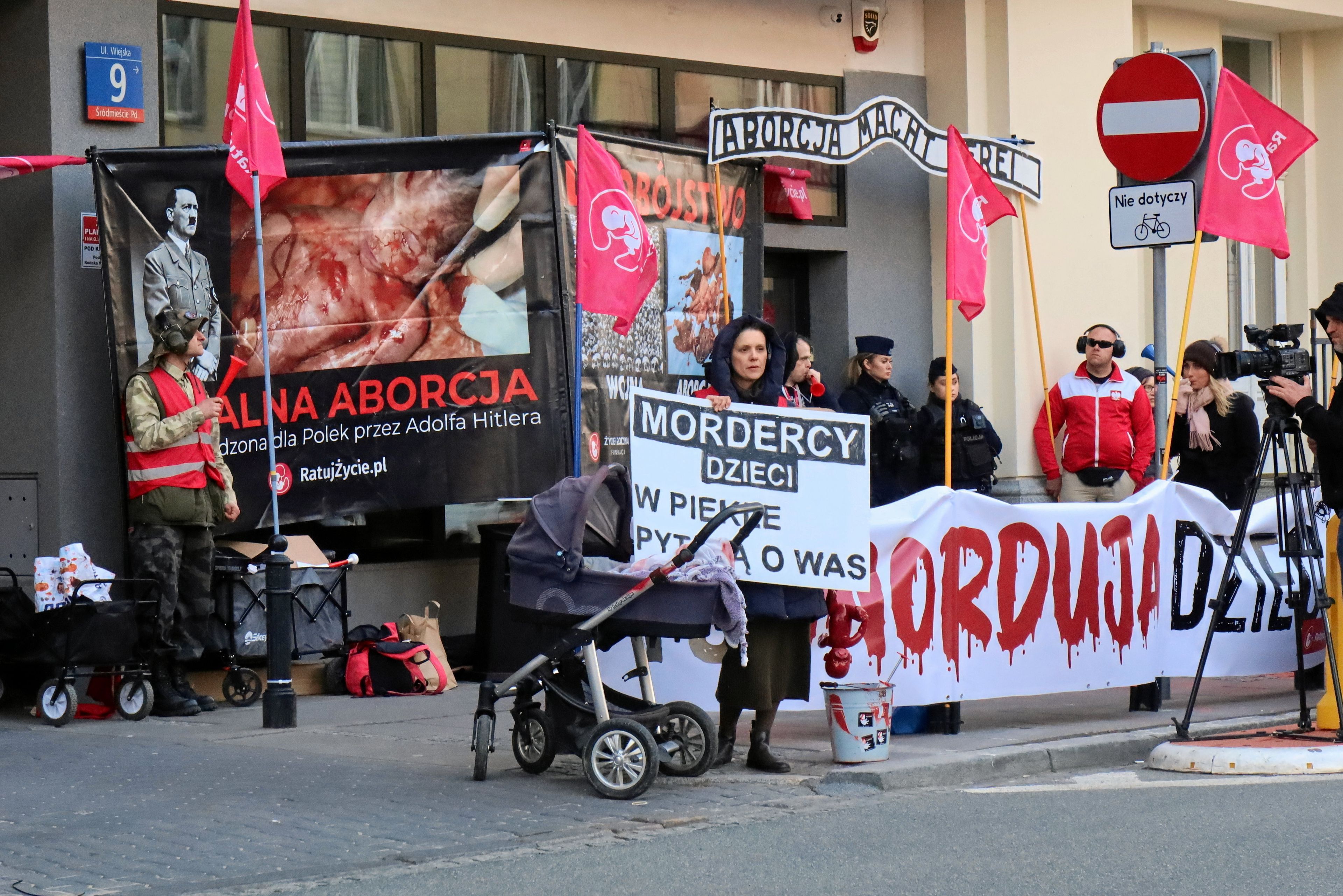 22.03.2025  Warszawa . ul . Wiejska . Przychodnia aborcyjna . Protest przeciwnikow aborcji .
Fot . Kuba Atys / Agencja Wyborcza.pl