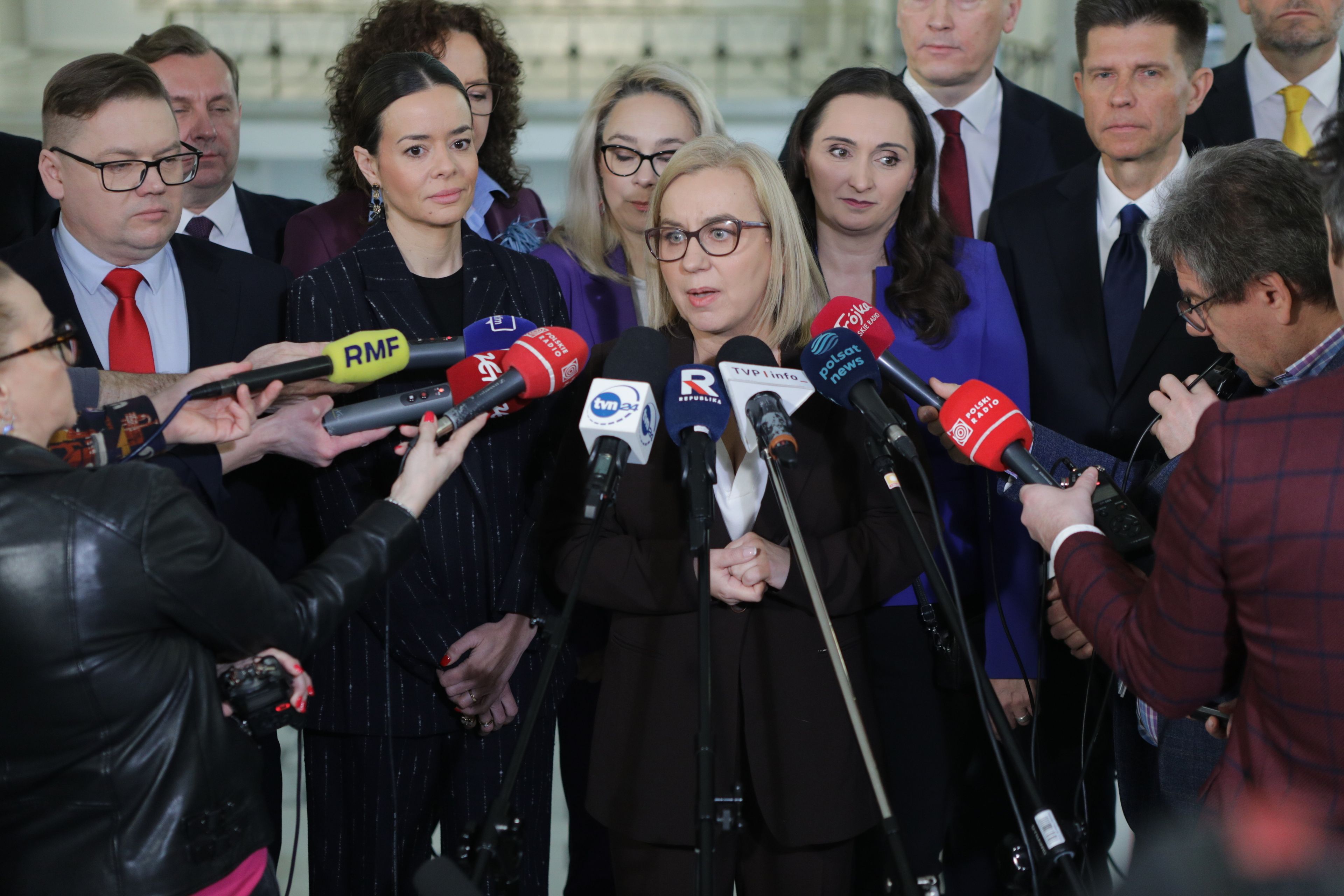 Grupa posłów nowego klubu parlamentarnego Centrum przed mikrofonem