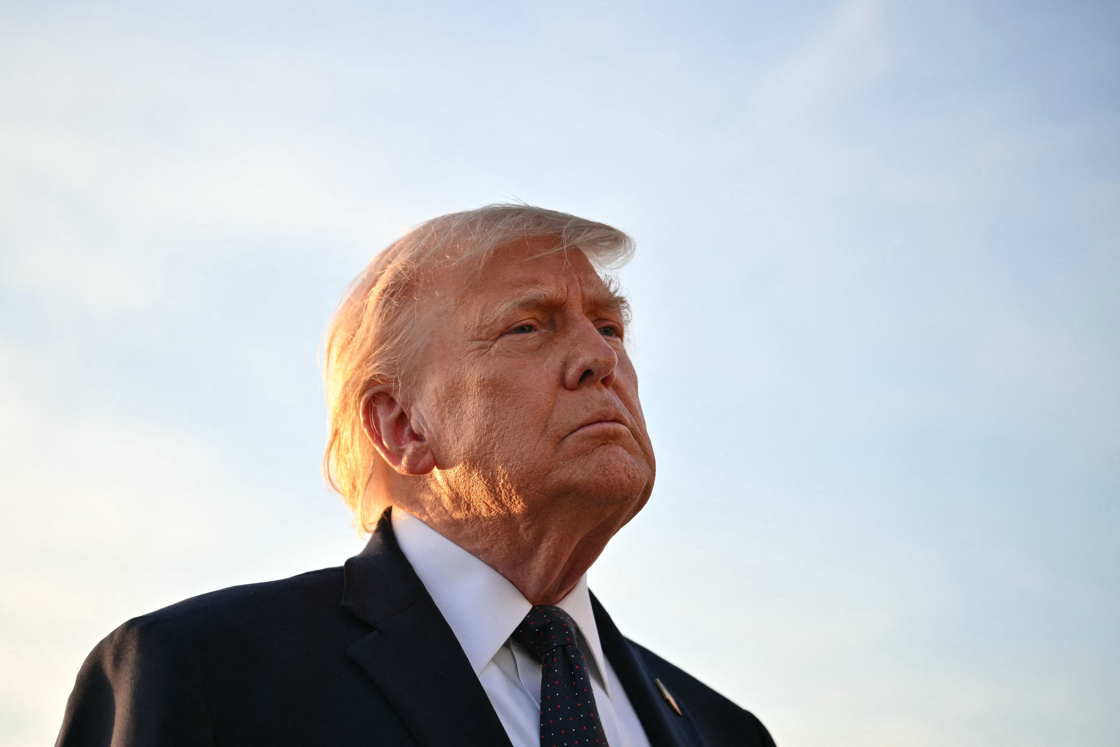 Donald Trump na tle jasnego nieba