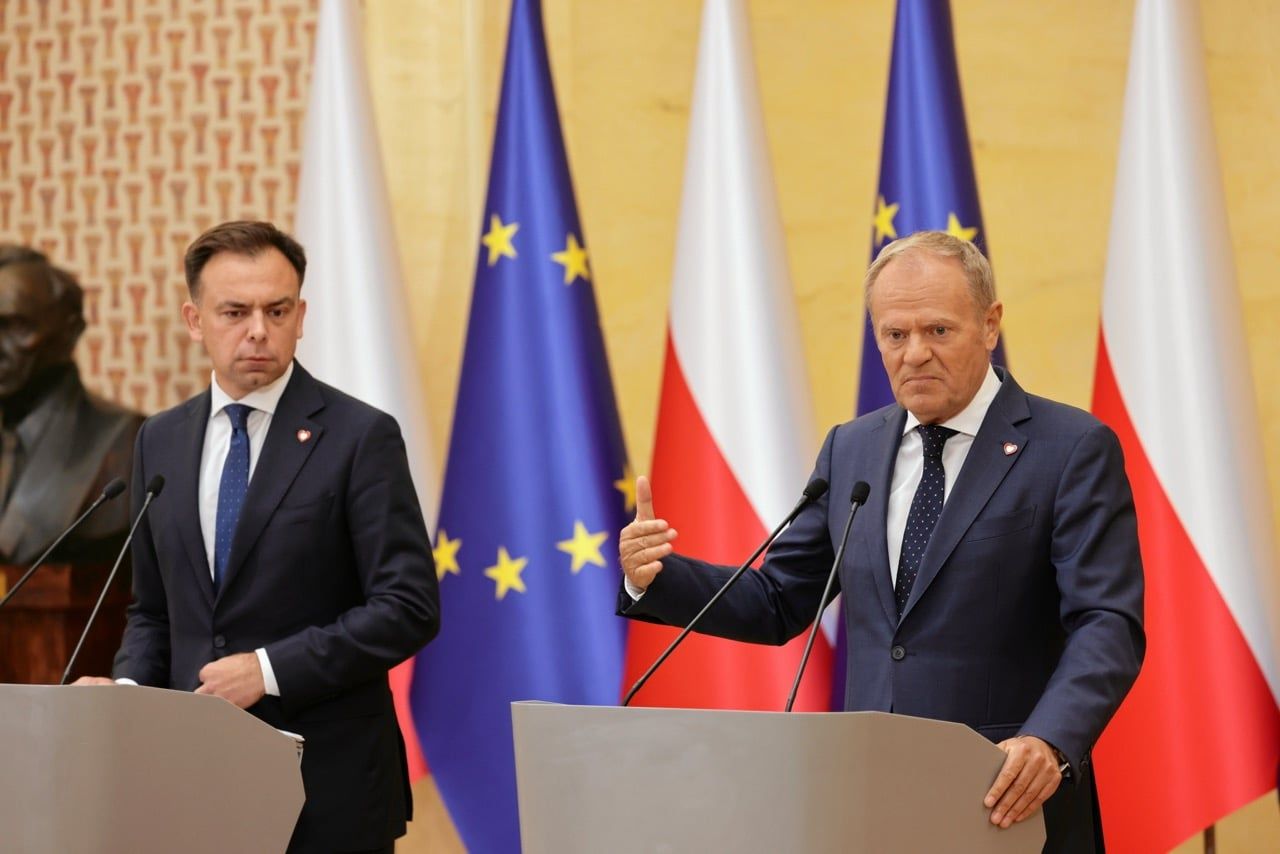 Premier Donald Tusk (p) i minister finansów i gospodarki Andrzej Domański (l) podczas konferencji prasowej.