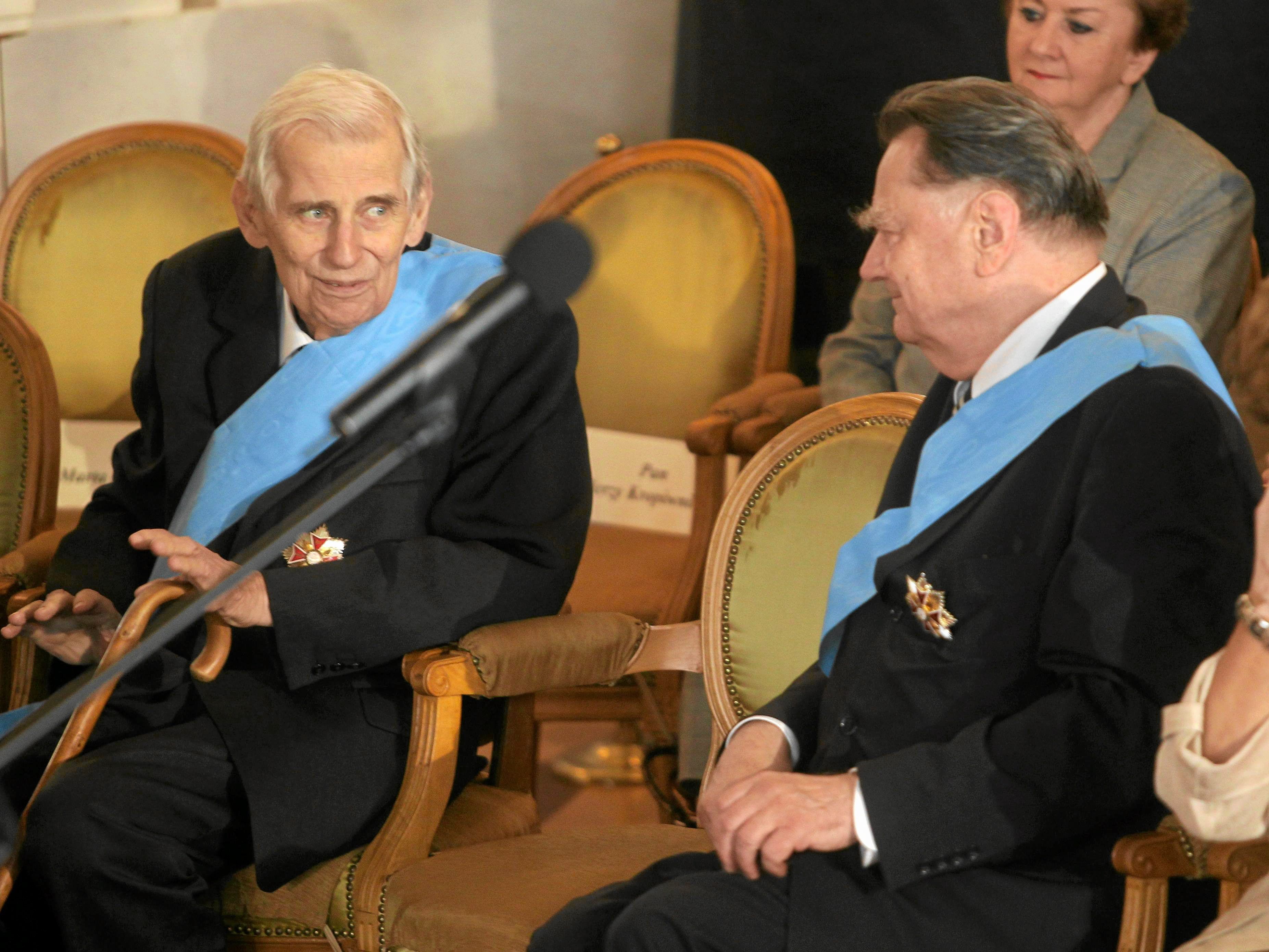 06.08.2010 WARSZAWA , ZAMEK KROLEWSKI  , OD LEWEJ : WIESLAW CHRZANOWSKI ,  JAN OLSZEWSKI  PODCZAS UROCZYSTOSCI PRZEKAZANIA INSYGNI WLADZY PREZYDENTOWI BRONISLAWOWI KOMOROWSKIEMU .
FOT. WOJCIECH OLKUSNIK / AGENCJA GAZETA