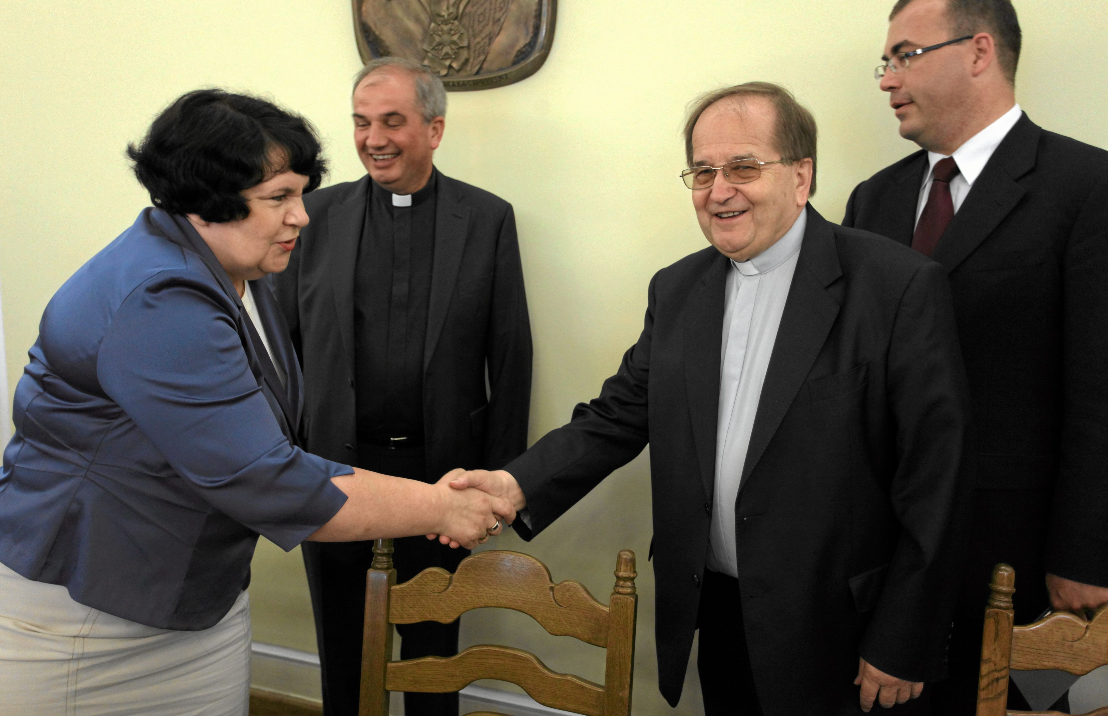 12.07.2012  WARSZAWA , SEJM . POSLANKA PIS ANNA SOBECKA (L) I DYREKTOR RADIA MARYJA OJCIEC TADEUSZ RYDZYK (DRUGI Z P) PODCZAS POSIEDZENIA KOMISJI DO SPRAW KONTROLI PANSTWOWEJ .
FOT. SLAWOMIR KAMINSKI / AGENCJA GAZETA