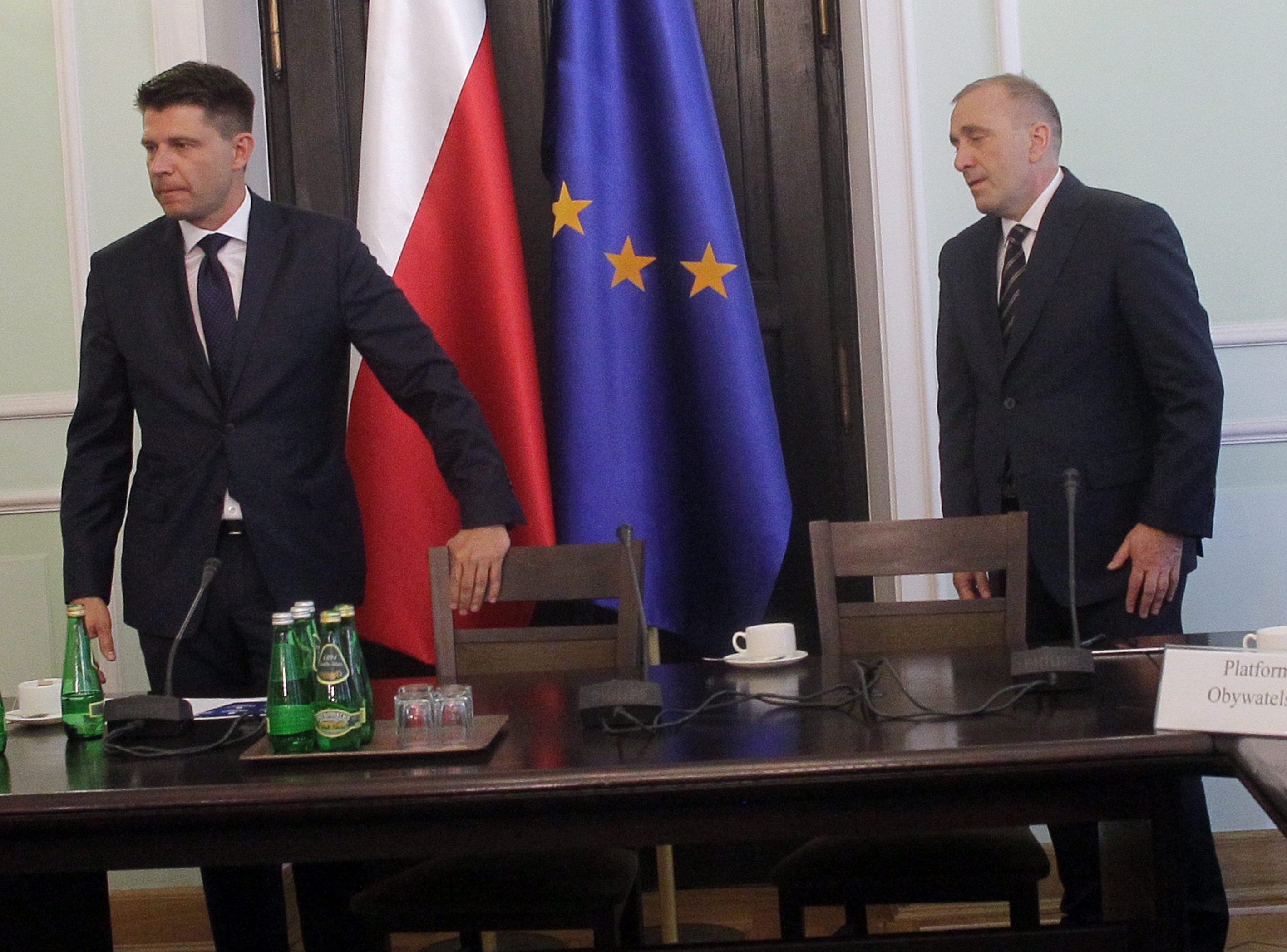 24.05.2016  Warszawa . Grzegorz Schetyna i Ryszard Petru podczas spotkania opozycji z przedstawicielem Prawa i Sprawiedliwosci ws . Trybunalu Konstytucyjnego . Z partyjnymi liderami spotka sie posel PiS Maciej Malecki . Opozycja twierdzi , ze wyslanie na rozmowy malo znanego posla jest dowodem lekcewazenia jej przez PiS .
Fot.  Przemek Wierzchowski / Agencja Gazeta