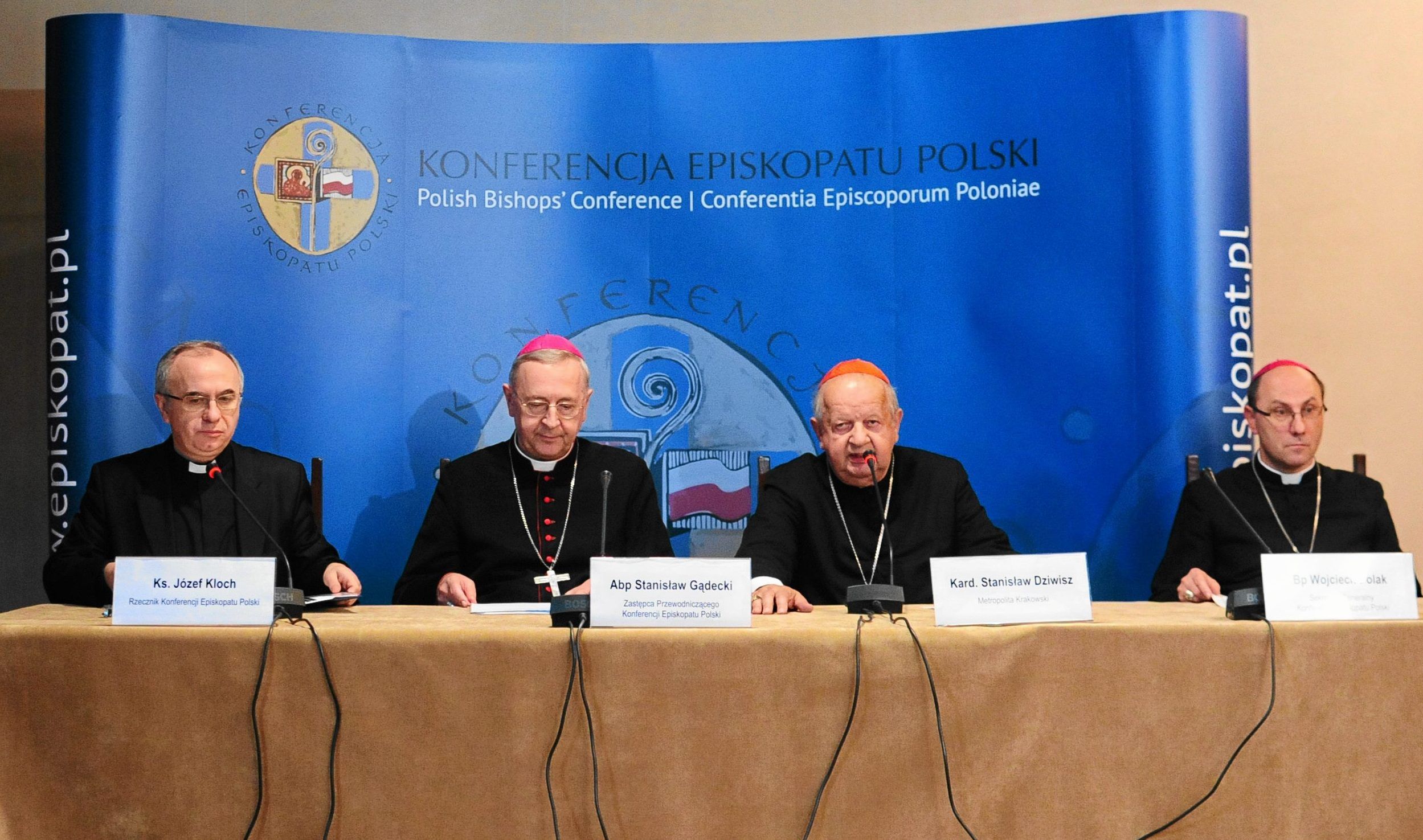 09.10.2013 Warszawa . Ksiadz Jozef Kloch , Arcybiskup Stanislaw Gadecki , Kardynal Stanislaw Dziwisz oraz Biskup Wojciech Polak podczas konferencji podsumowujacej konferencje Episkopatu Polski .
Fot. Adam Stepien / Agencja Gazeta
