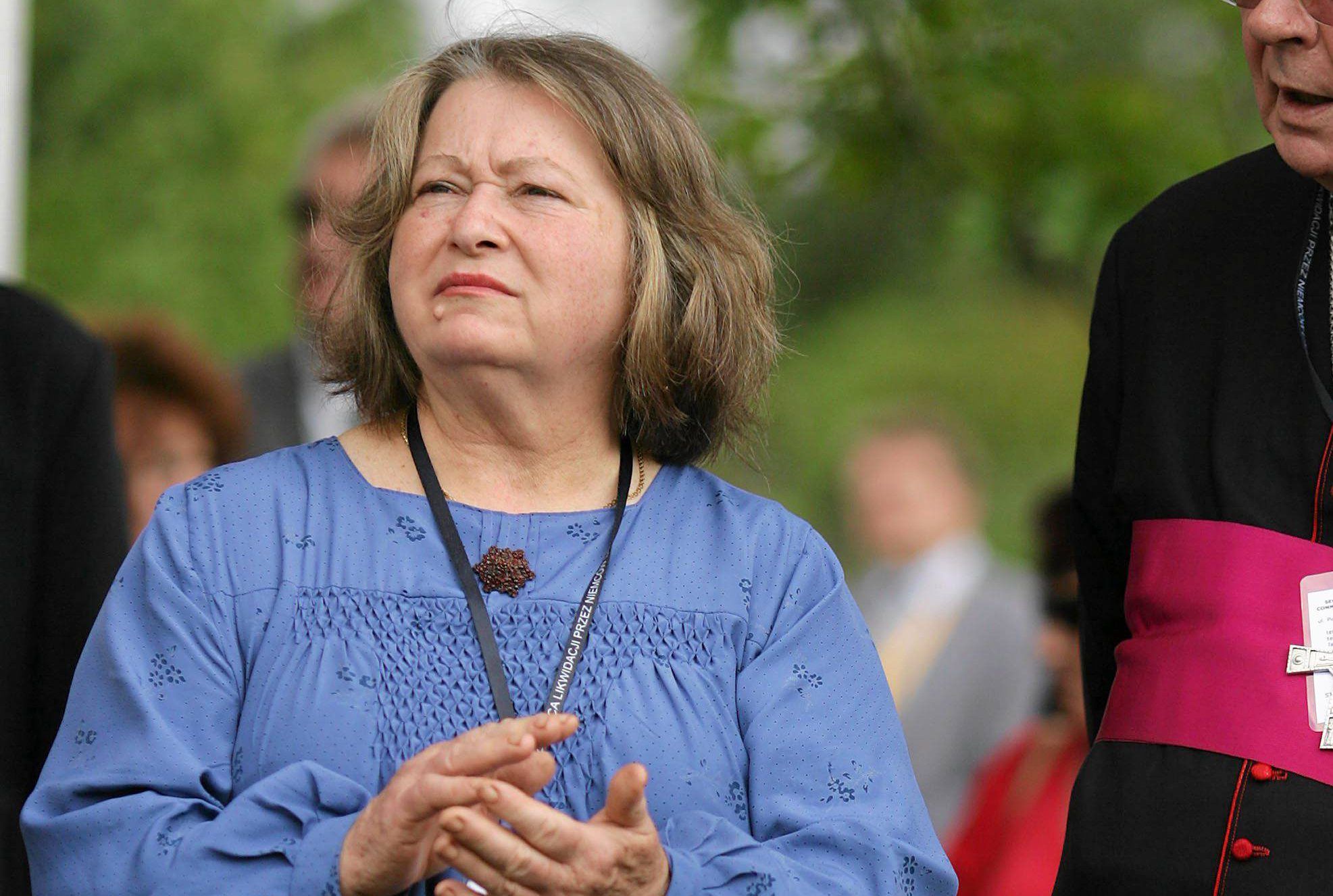27.08.2009 LODZ , UL. WOJSKA POLSKIEGO , JANINA GOSS , PRZEWODNICZACA RADY NADZORCZEJ TVP I  WLADYSLAW ZIOLEK ARCYBISKUP LODZKI PODCZAS ODSLONIECIA W PARKU OCALALYCH POMNIKA POLAKOW RATUJACYCH ZYDOW PODCZAS II WOJNY SWIATOWEJ . POMNIK ODSLONIETO W RAMACH OBCHODOW 65 . ROCZNICY LIKWIDACJI PRZEZ NIEMCOW LITZMANNSTADT GHETTO . FOT. TOMASZ STANCZAK  / AGENCJA GAZETA