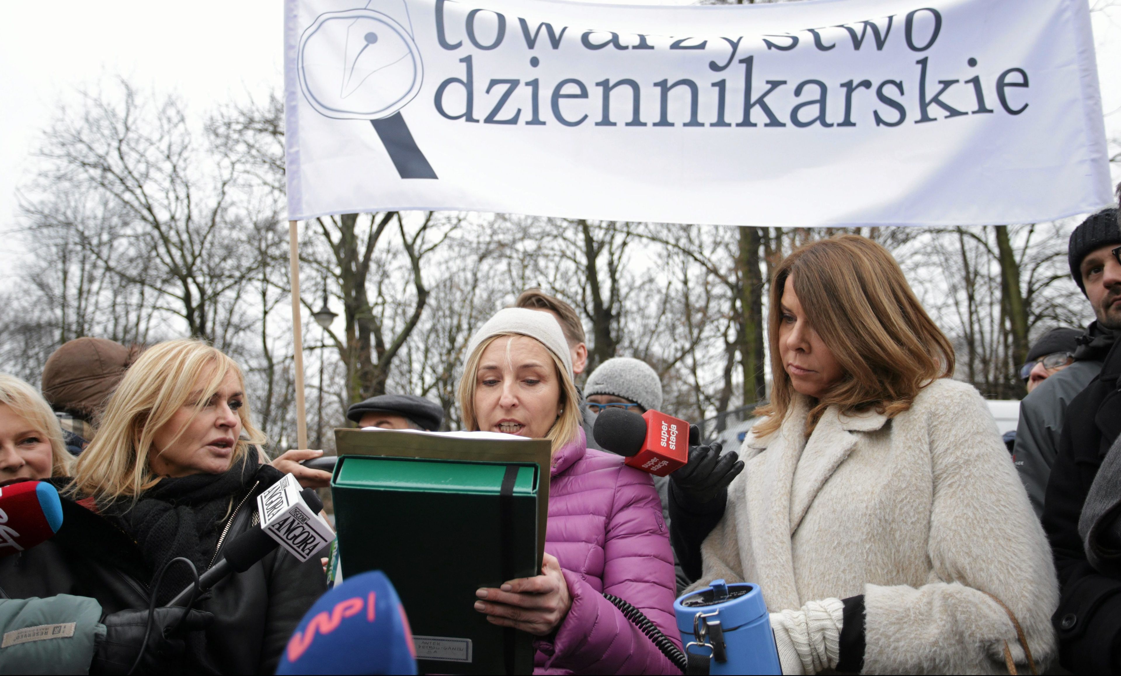 15.12.2016 Warszawa . Monika Olejnik, Dominika Wielowieyska i Katarzyna Kolenda Zaleska podczas protestu dziennikarzy pod Sejmem
Fot. Adam Stepien / Agencja Gazeta