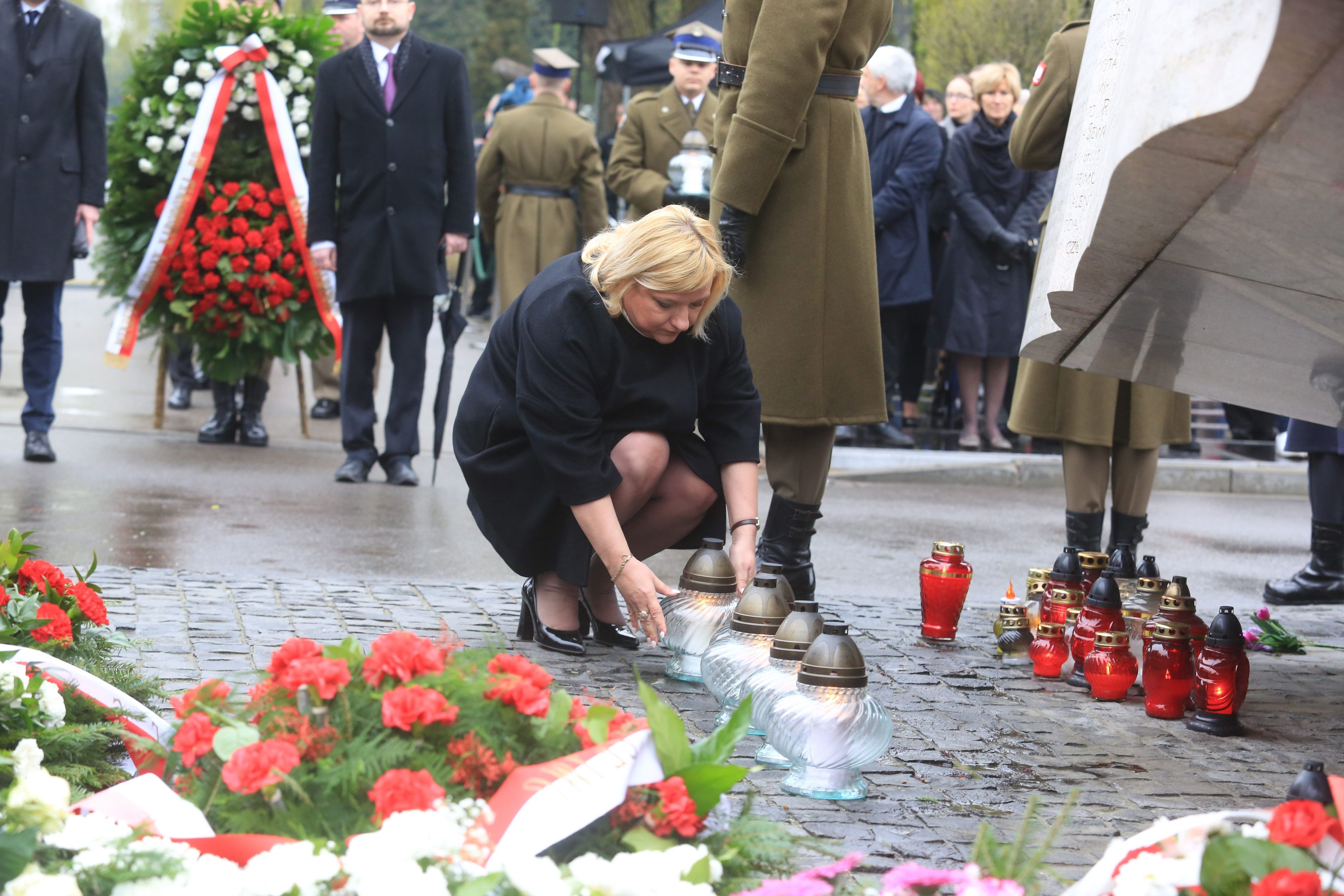 10.04.2016 Warszawa , Pomnik Ofiar Katastrofy Lotniczej Pod Smolenskiem na Cmentarzu Wojskowym na Powazkach . Szefowa kancelarii premiera Beata Kempa zapala znicz ku czci ofiar - obchody szostej rocznicy katastrofy smolenskiej . 
Fot. Jacek Marczewski / Agencja Gazeta